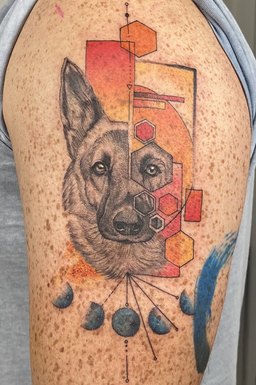 Tatuaje acuarela pastor alemán geométrico — CAOS Art Tattoo Chile