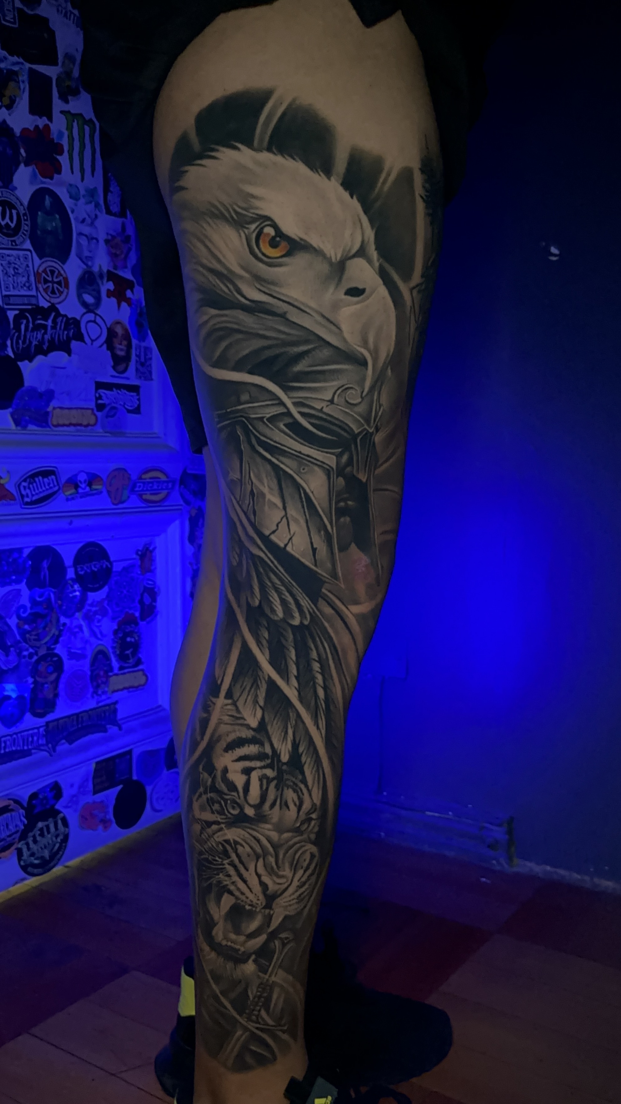 Tatuaje águila armadura vikinga y tigre pierna completa black grey — José Ángel, CAOS Art Tattoo Chile