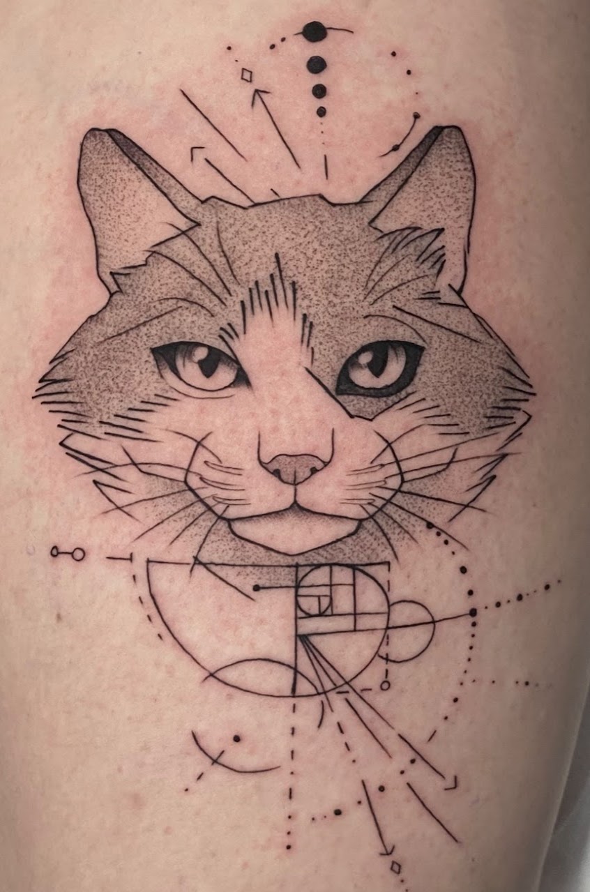 Tatuaje gato geométrico fineline ilustrativo — Krimatt, CAOS Art Tattoo Chile