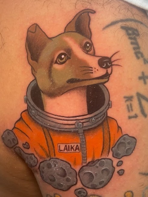 Tatuaje perro Laika astronauta a color neotradicional — Sebastián, CAOS Art Tattoo Chile
