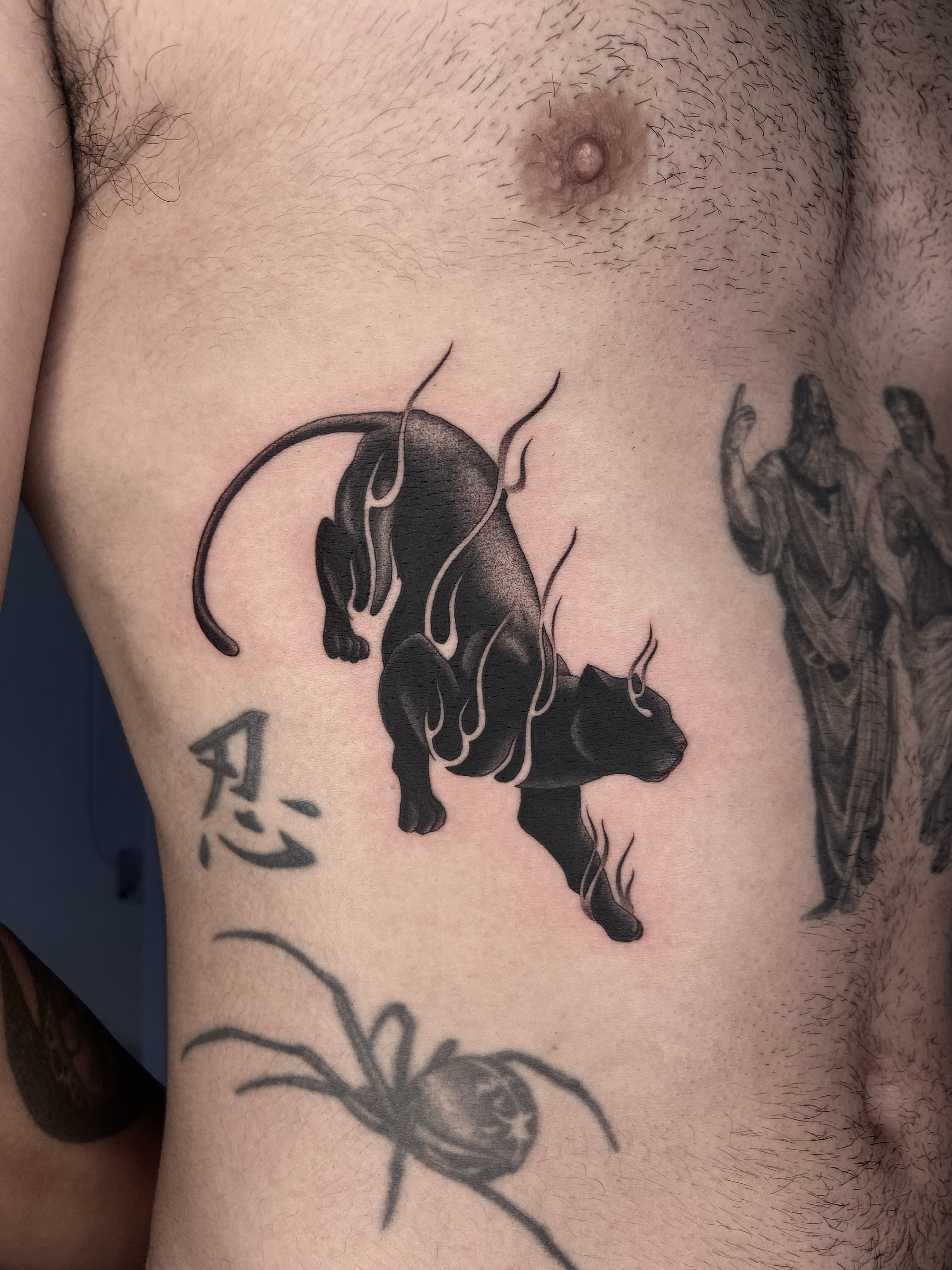 Tatuaje puma negro llamas microrealismo blackwork — CAOS Art Tattoo Chile