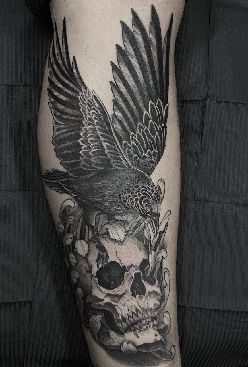 Tatuaje Colibrí multicolor alas abiertas — CAOS Art Tattoo Chile