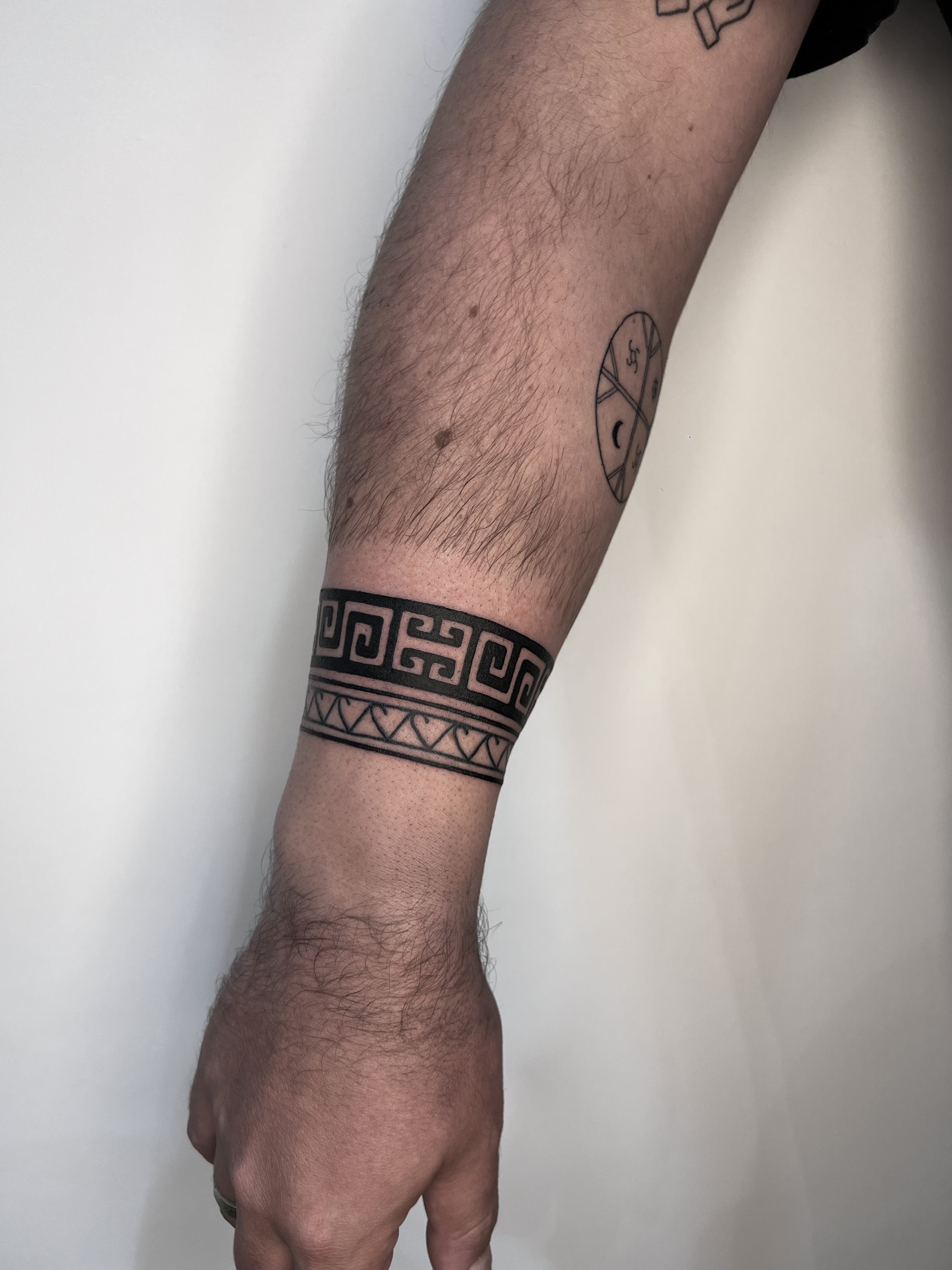 Tatuaje brazalete greca geométrico blackwork — CAOS Art Tattoo Chile