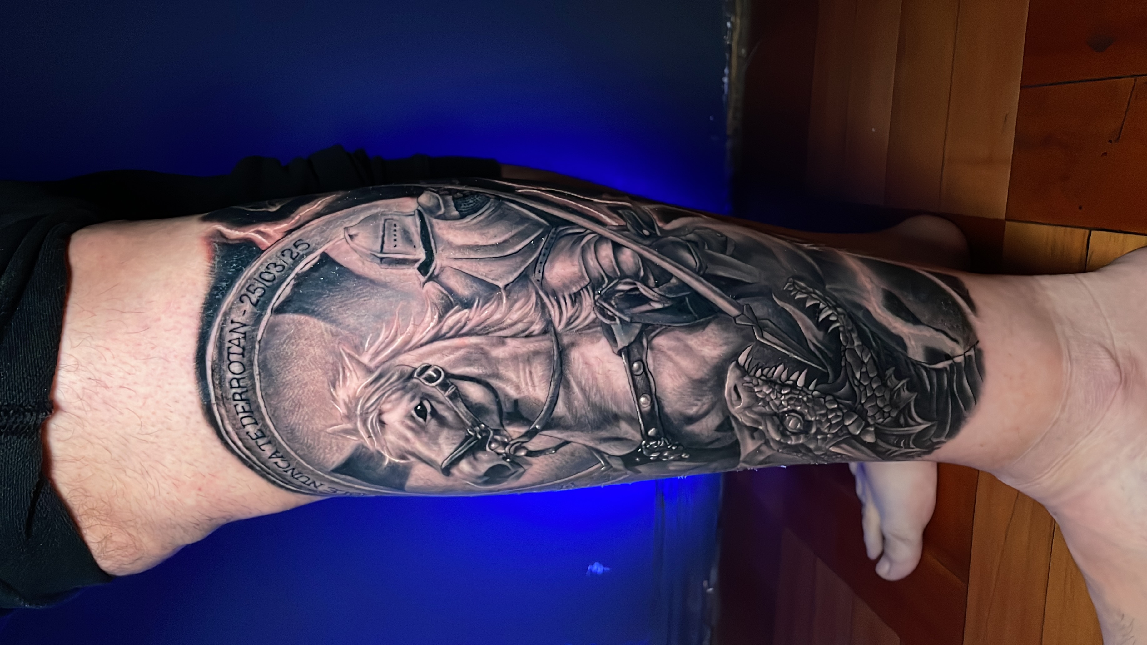 Tatuaje caballero a caballo con dragón pierna black grey — José Ángel, CAOS Art Tattoo Chile