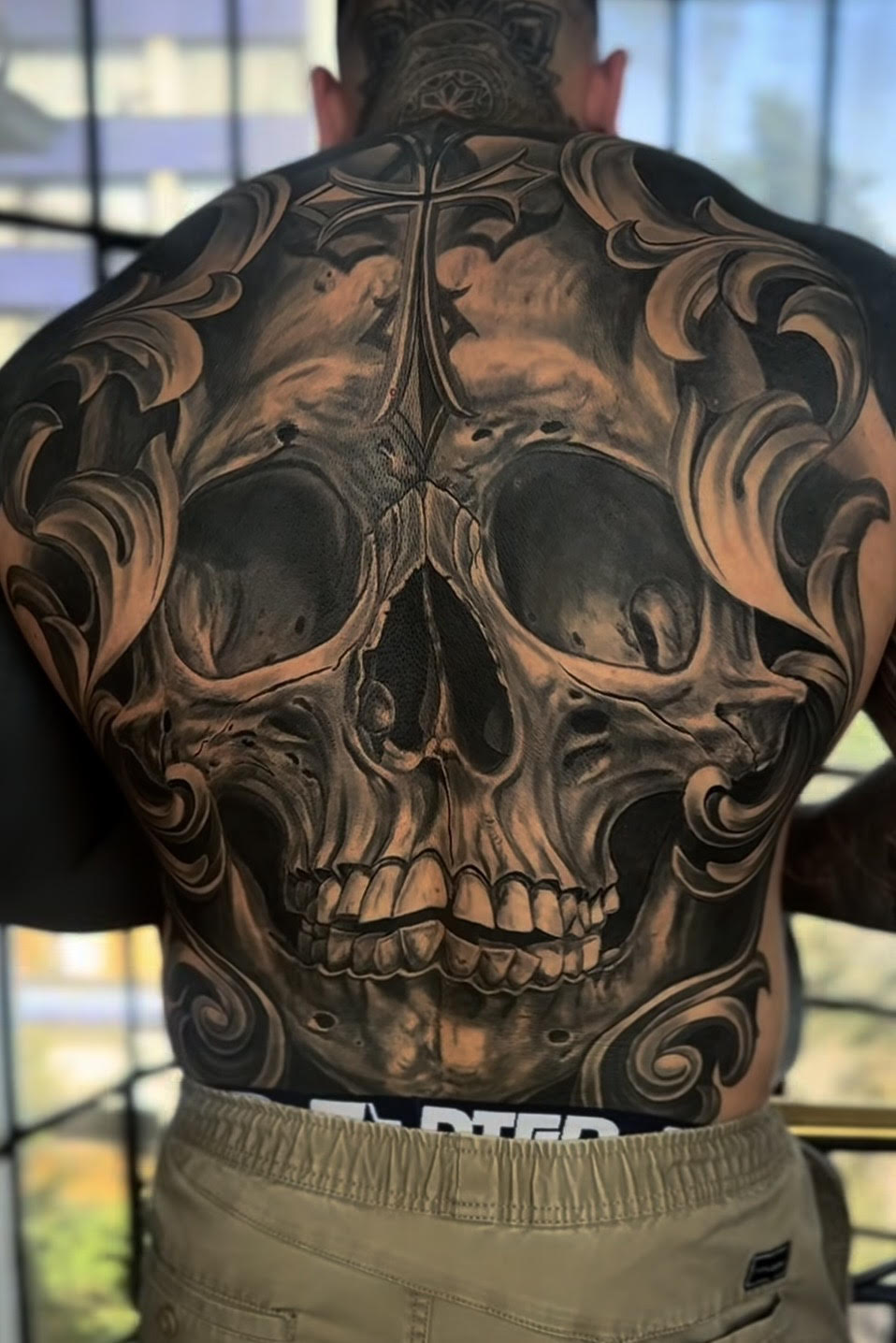 Tatuaje calavera espalda completa realismo — CAOS Art Tattoo Chile