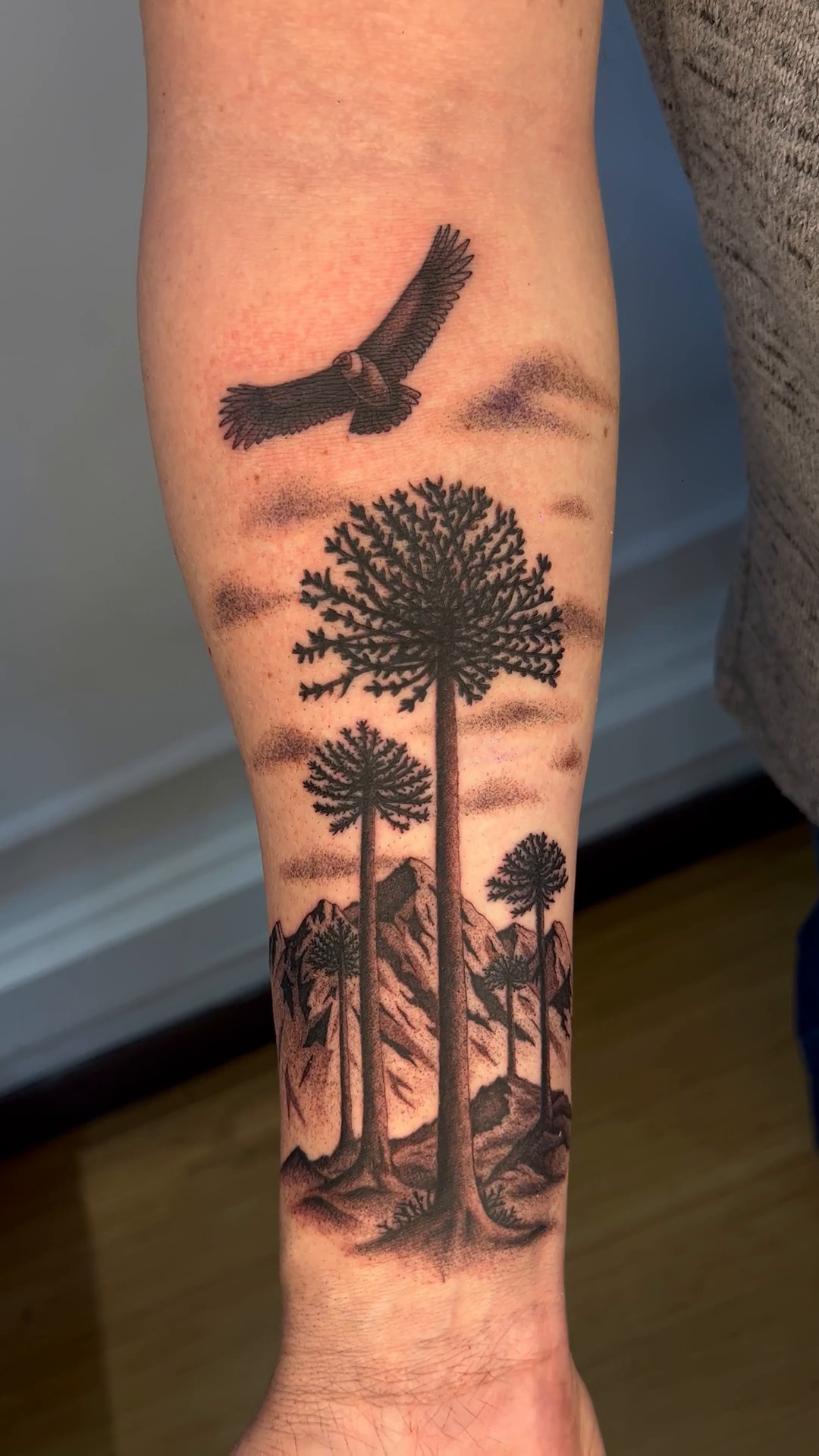 Tatuaje cóndor araucarias cordillera antebrazo blackwork — CAOS Art Tattoo Chile