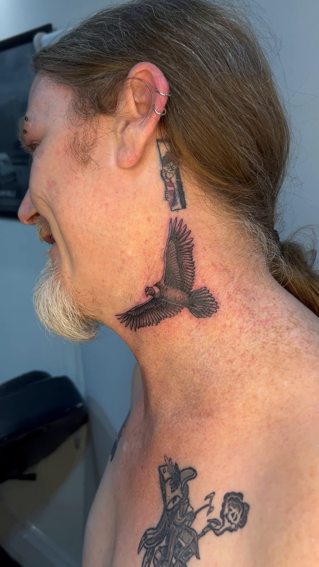 Tatuaje cóndor volando en el cuello blackwork — CAOS Art Tattoo Chile