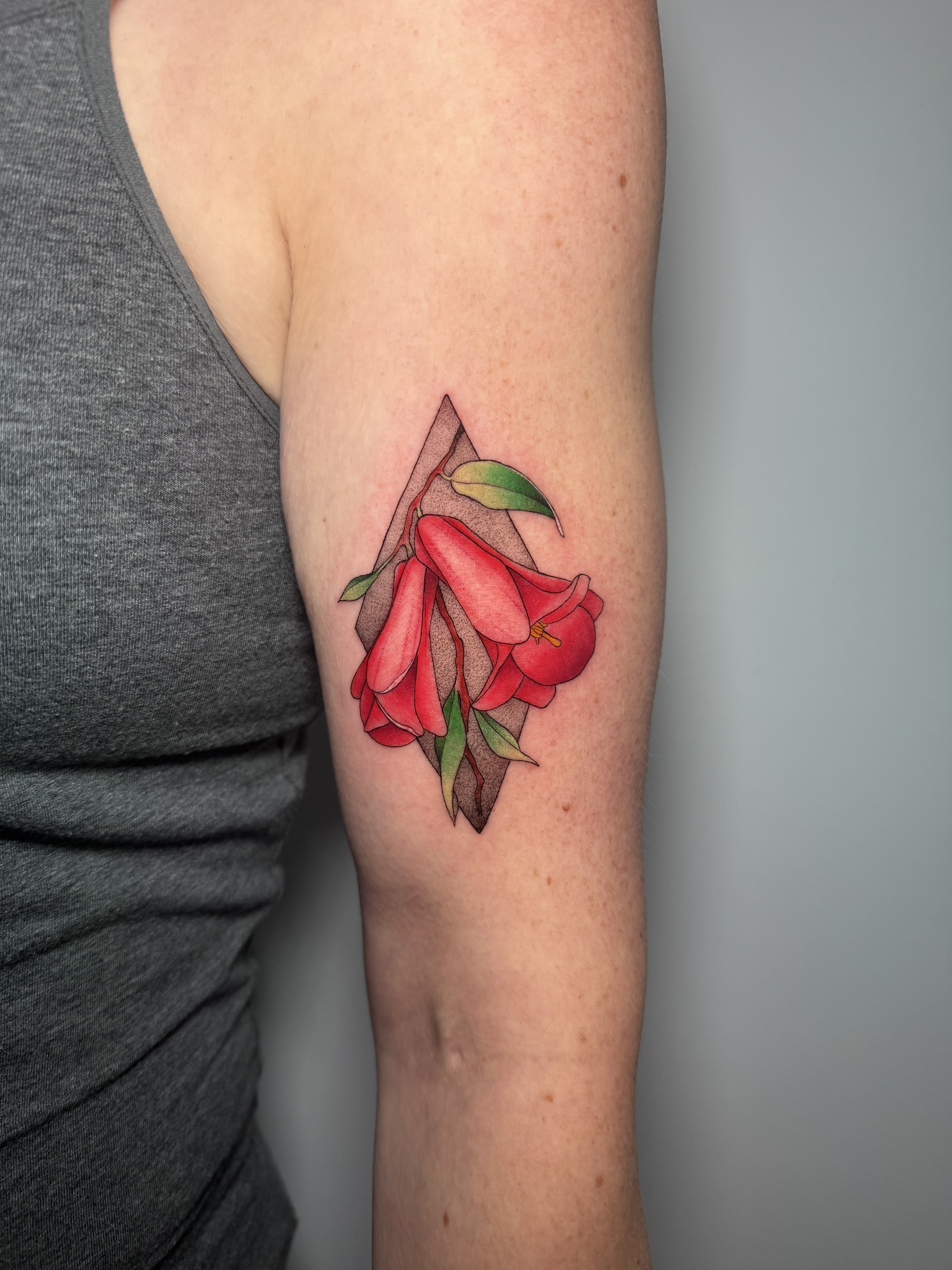 Tatuaje copihue rojo antebrazo color — Krimatt, CAOS Art Tattoo Chile