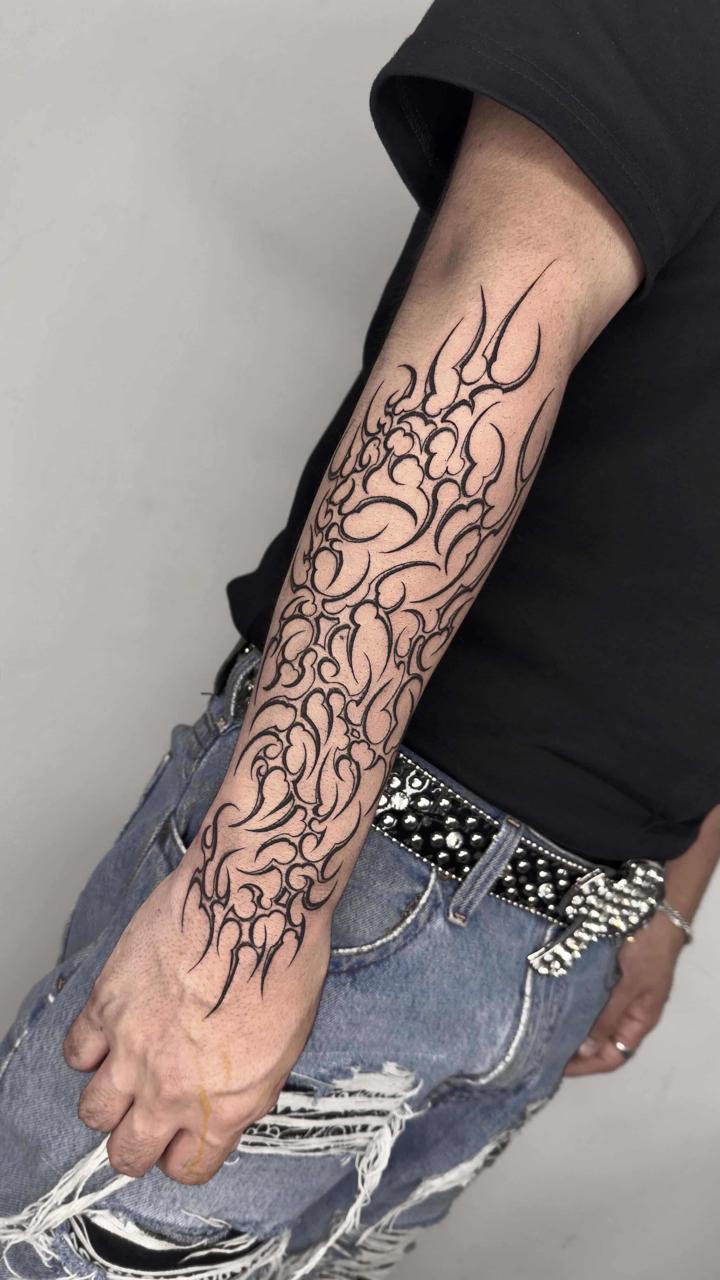 Tatuaje cyber sigilism blackwork antebrazo mano fineline — CAOS Art Tattoo Chile