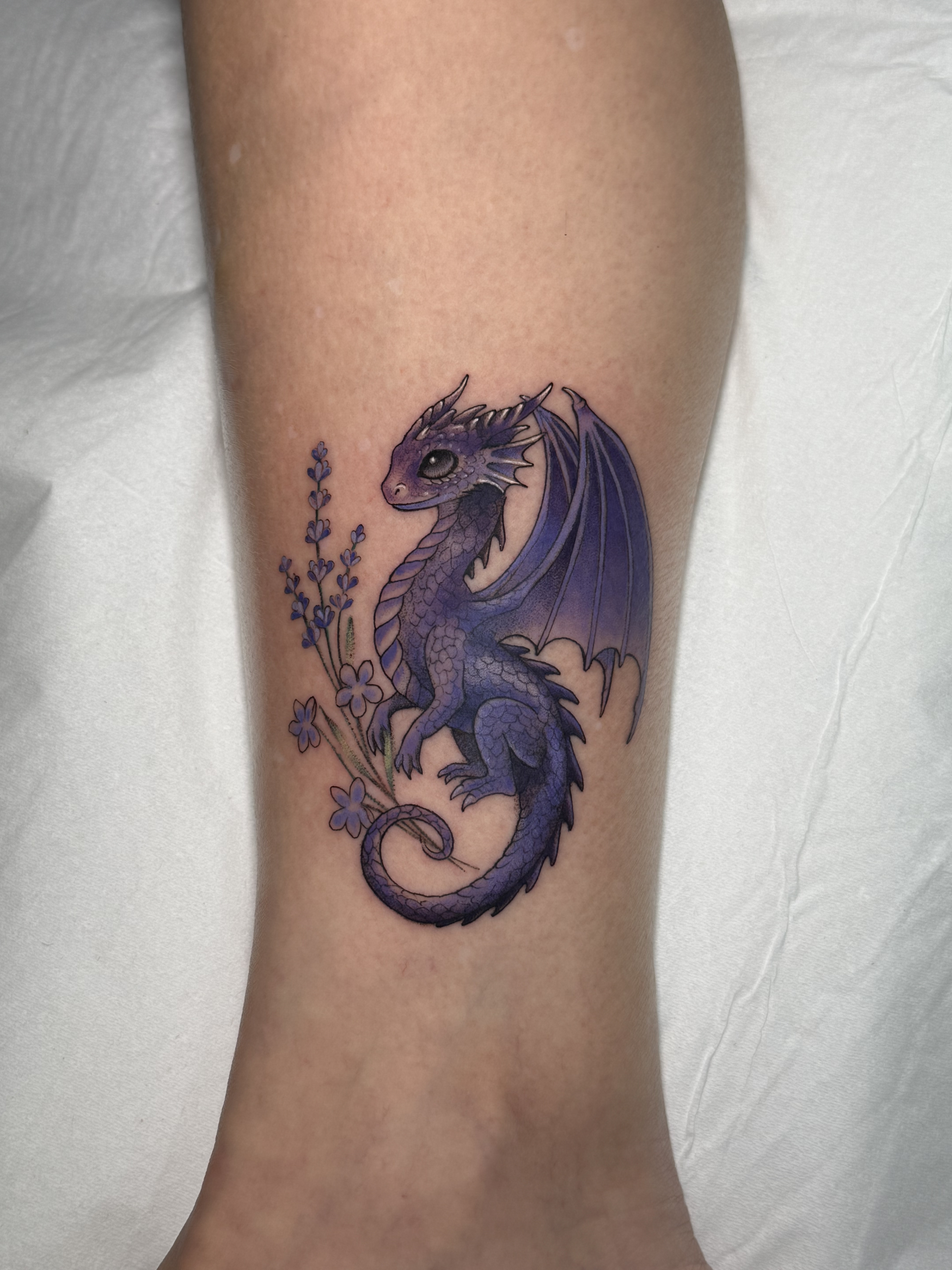 Tatuaje dragón bebé color lavanda pierna — Krimatt, CAOS Art Tattoo Chile