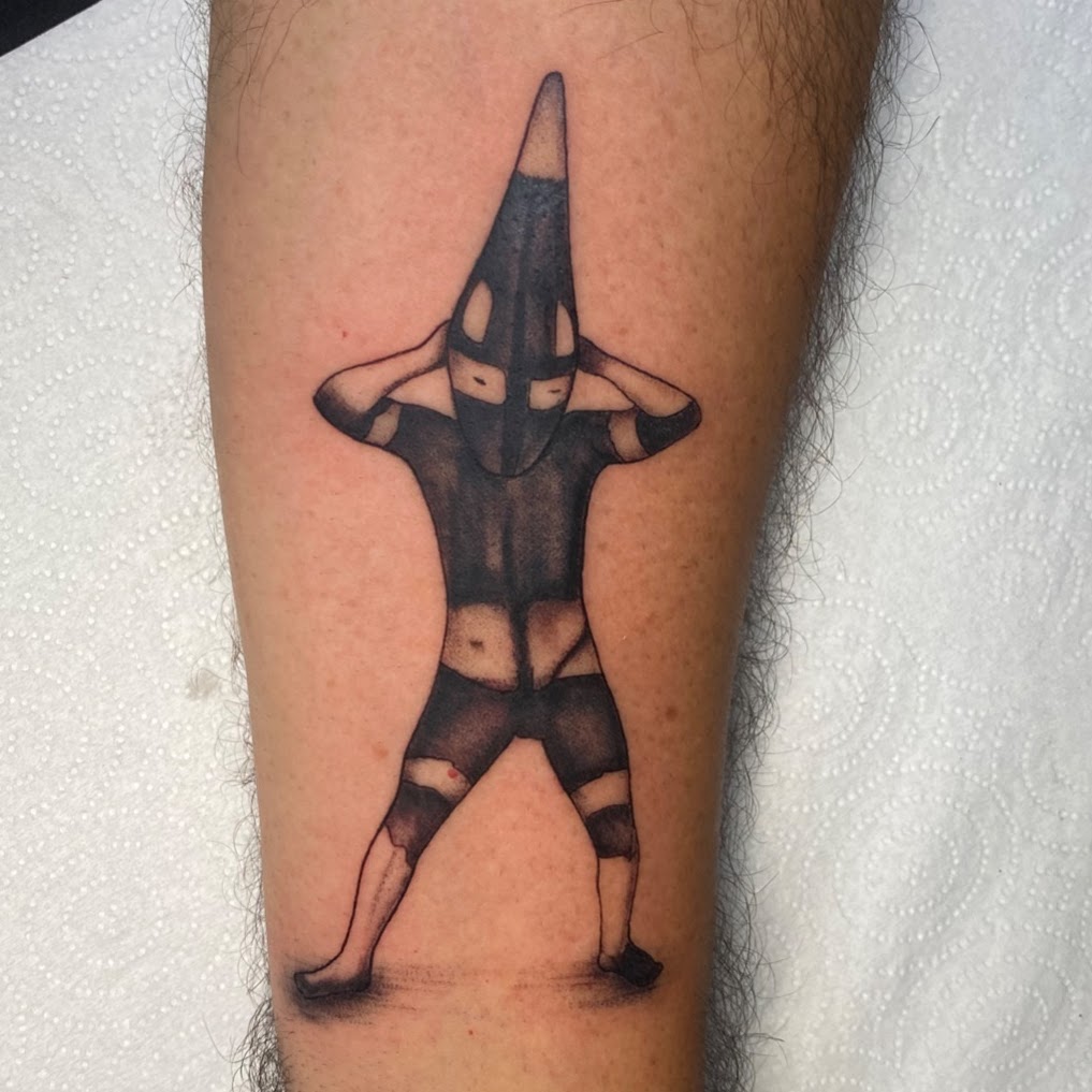 Tatuaje figura encapuchada en el antebrazo — Krimatt, CAOS Art Tattoo Chile