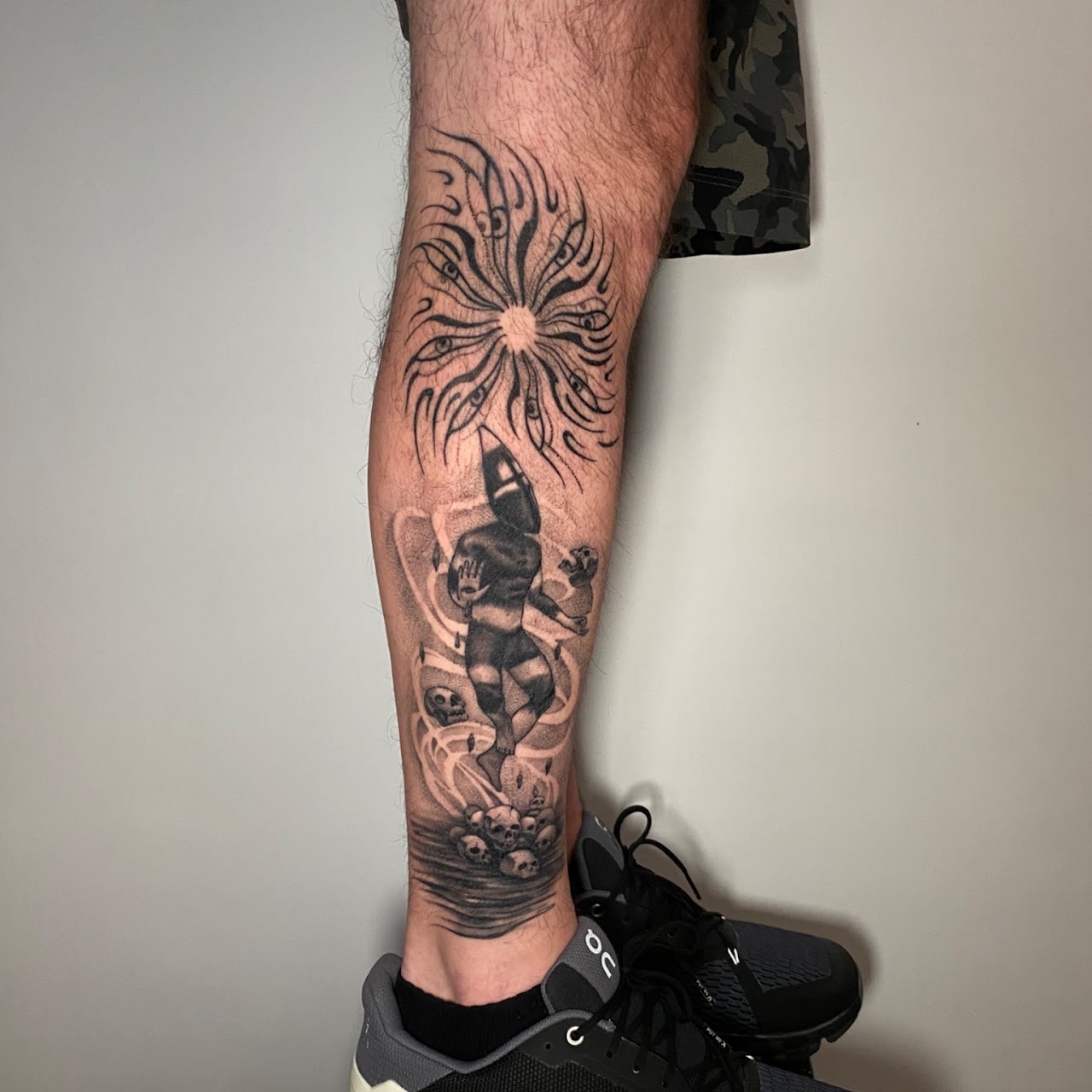 Tatuaje figura encapuchada con mandala de ojos en la pierna — Krimatt, CAOS Art Tattoo Chile
