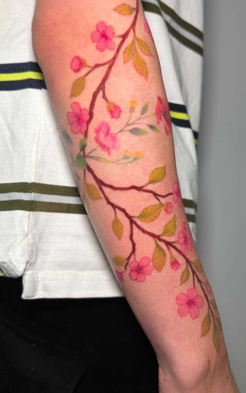Tatuaje Sakura rama antebrazo color rosa — CAOS Art Tattoo Chile