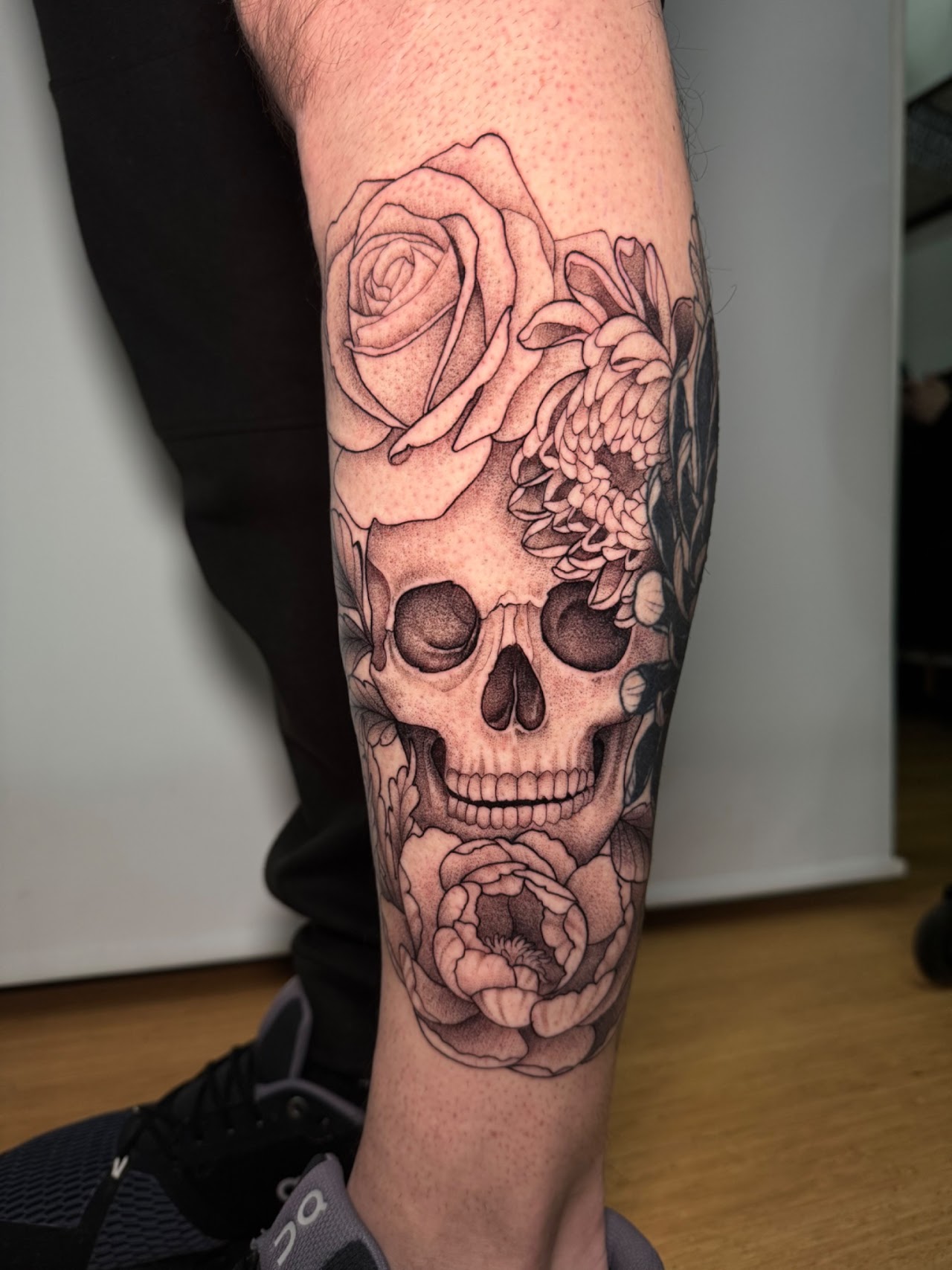 Tatuaje Cráneo con rosas y peonías blackwork — CAOS Art Tattoo Chile
