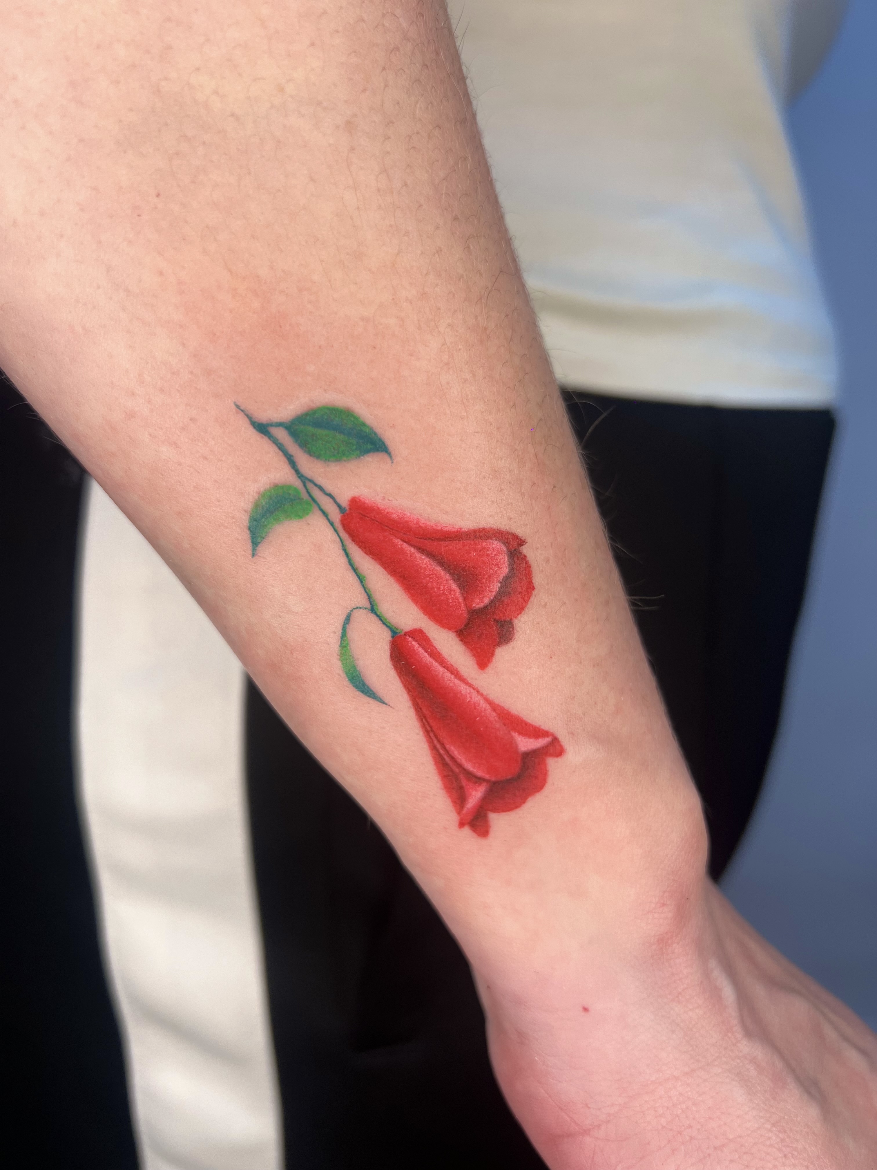 Tatuaje copihue color realista muñeca — CAOS Art Tattoo Chile