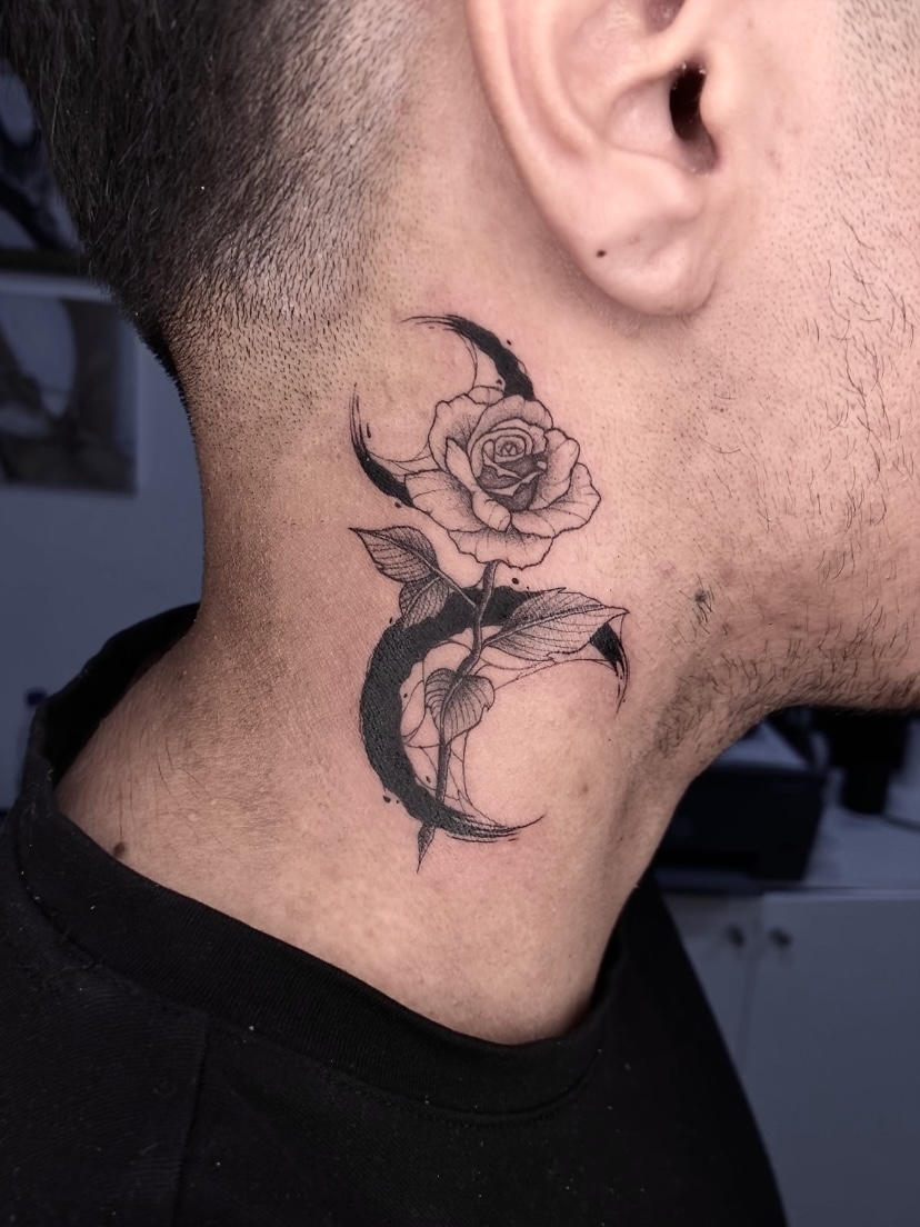 Tatuaje rosa luna cuello blackwork — CAOS Art Tattoo Chile