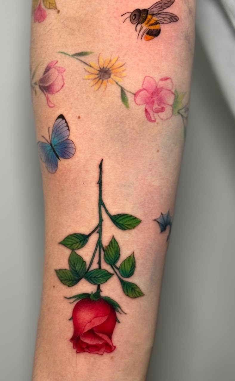 Tatuaje Abeja y mariposa azul jardín botánico color — CAOS Art Tattoo Chile