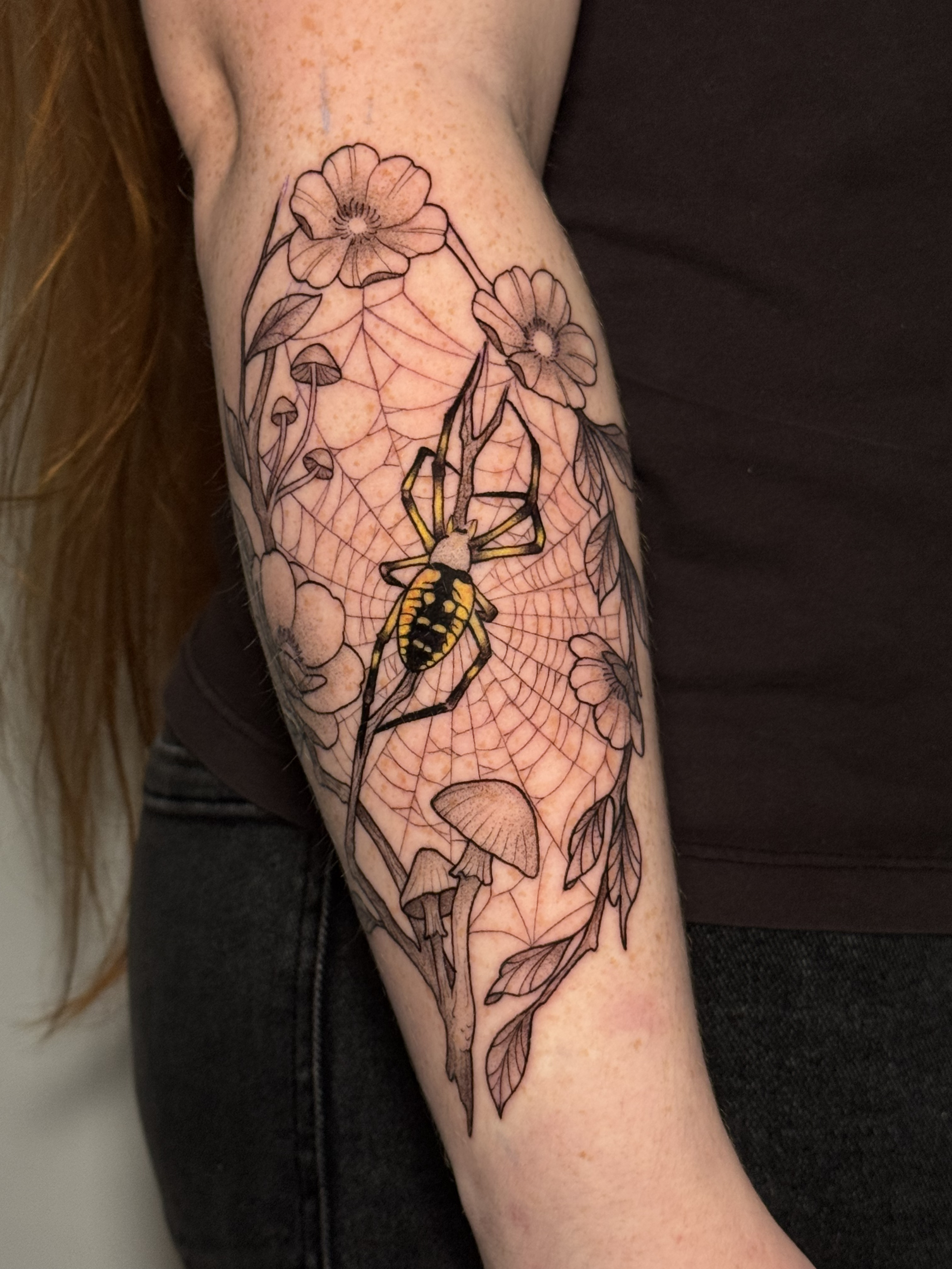 Tatuaje araña tela flores hongos color — Krimatt, CAOS Art Tattoo Chile