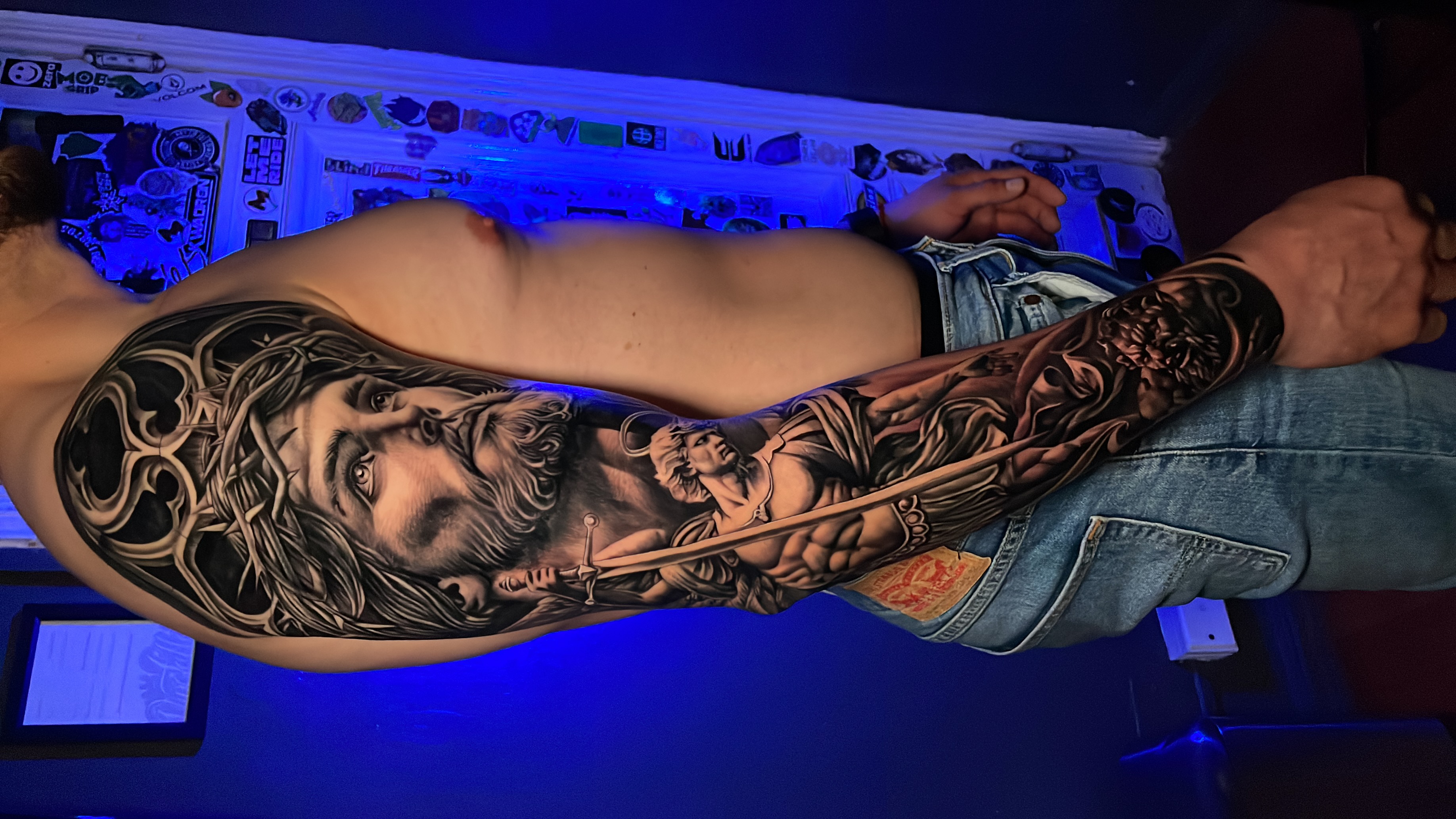 Tatuaje Jesús corona de espinas arcángel Miguel espada brazo completo black grey — José Ángel, CAOS Art Tattoo Chile