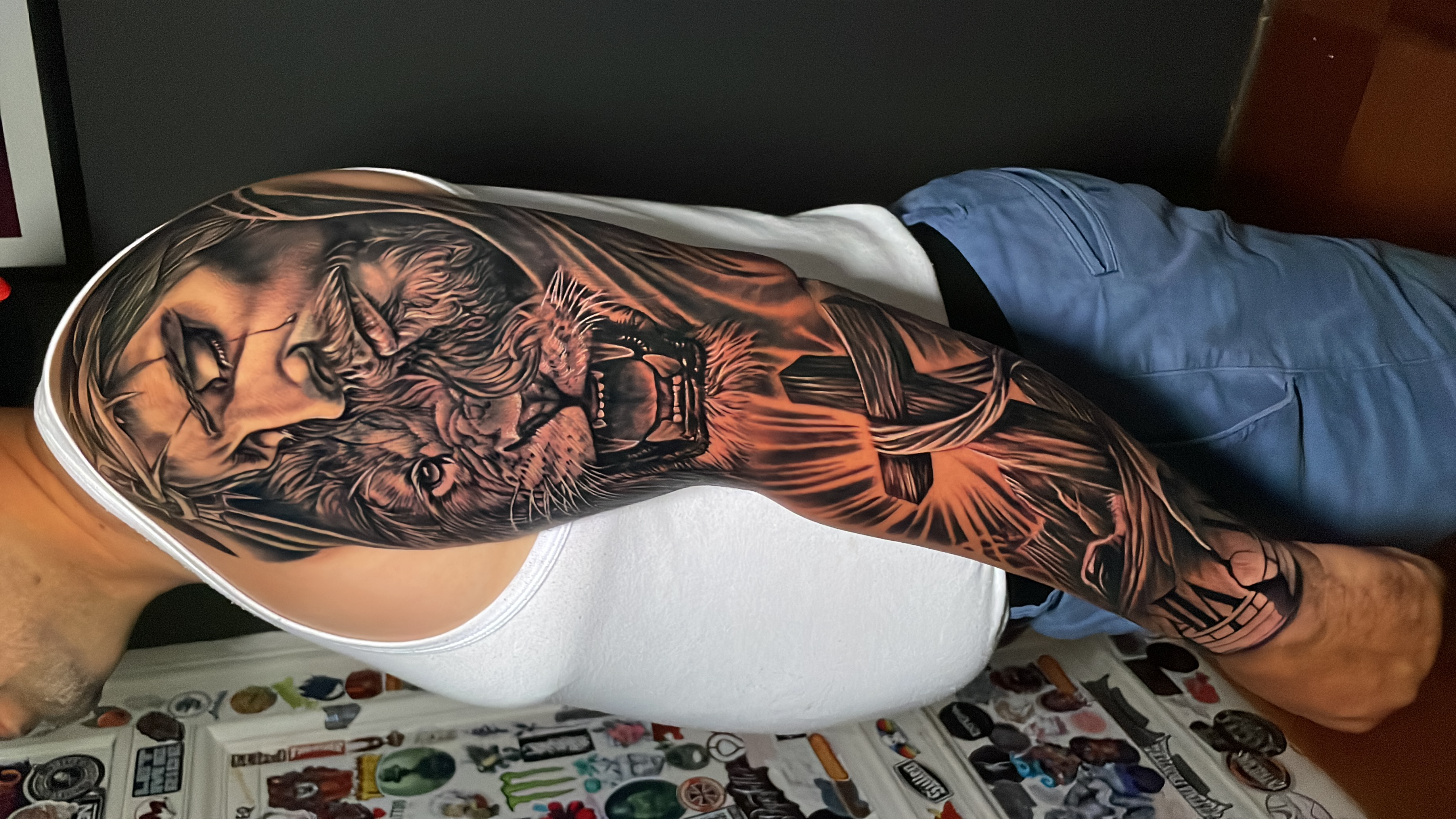 Tatuaje Jesús y león corona de espinas cruz brazo black grey — José Ángel, CAOS Art Tattoo Chile