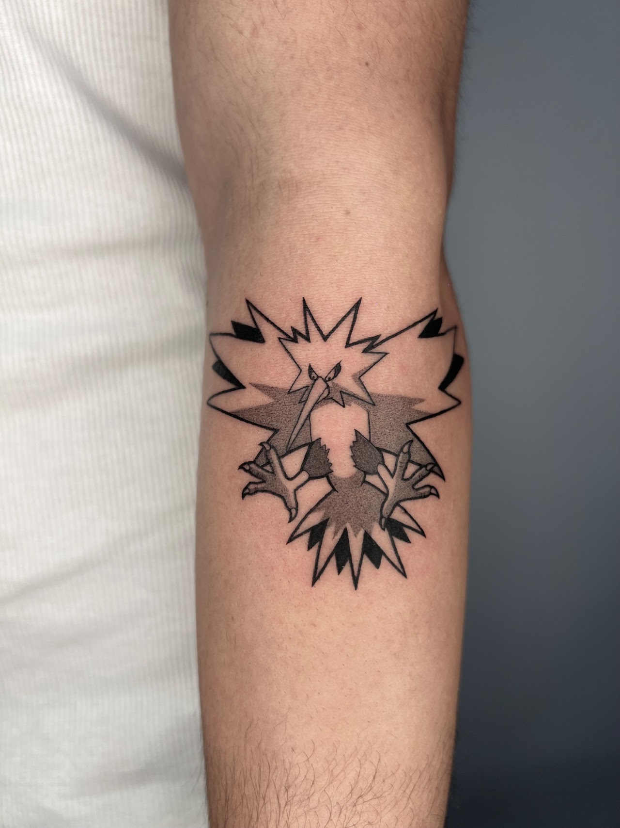 Tatuaje Pokémon Zapdos blackwork eléctrico — CAOS Art Tattoo Chile