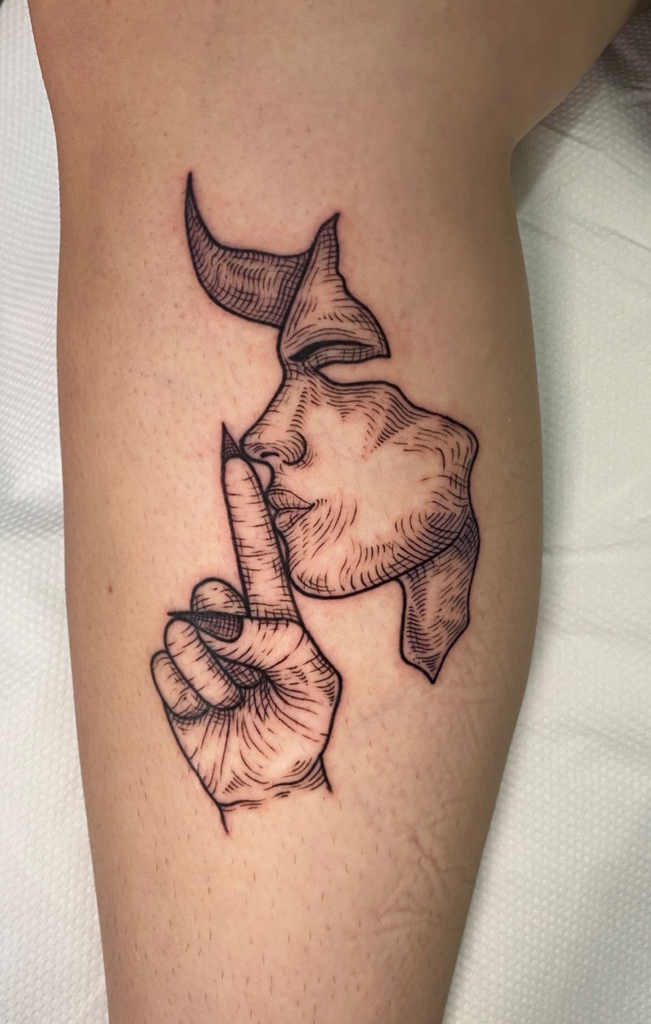 Tatuaje Diablo con gesto silencio grabado lineal — CAOS Art Tattoo Chile