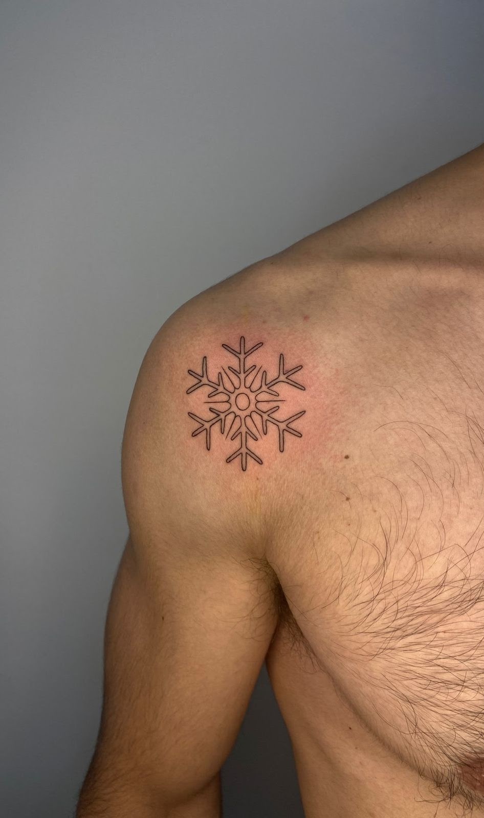 Tatuaje Copo de nieve lineal minimalista — CAOS Art Tattoo Chile