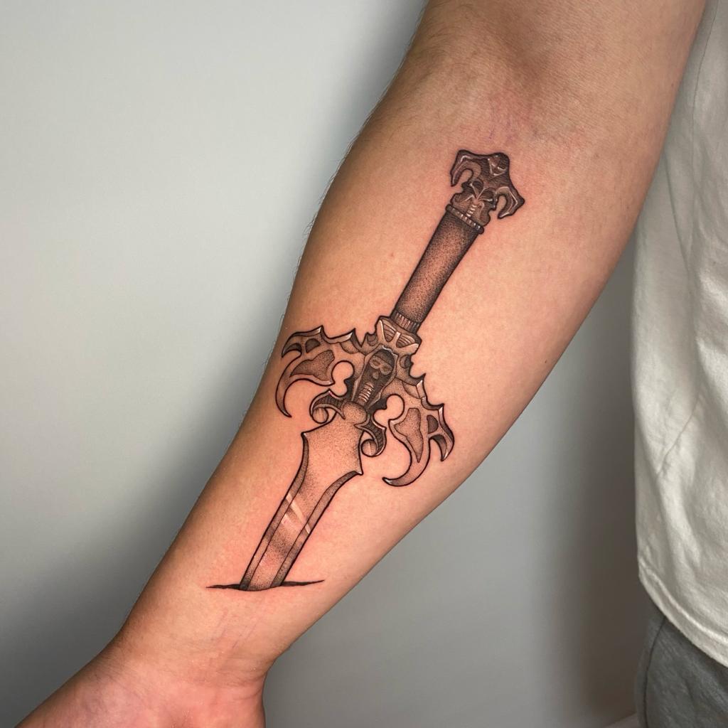 Tatuaje Daga oscura de fantasía blackwork — CAOS Art Tattoo Chile