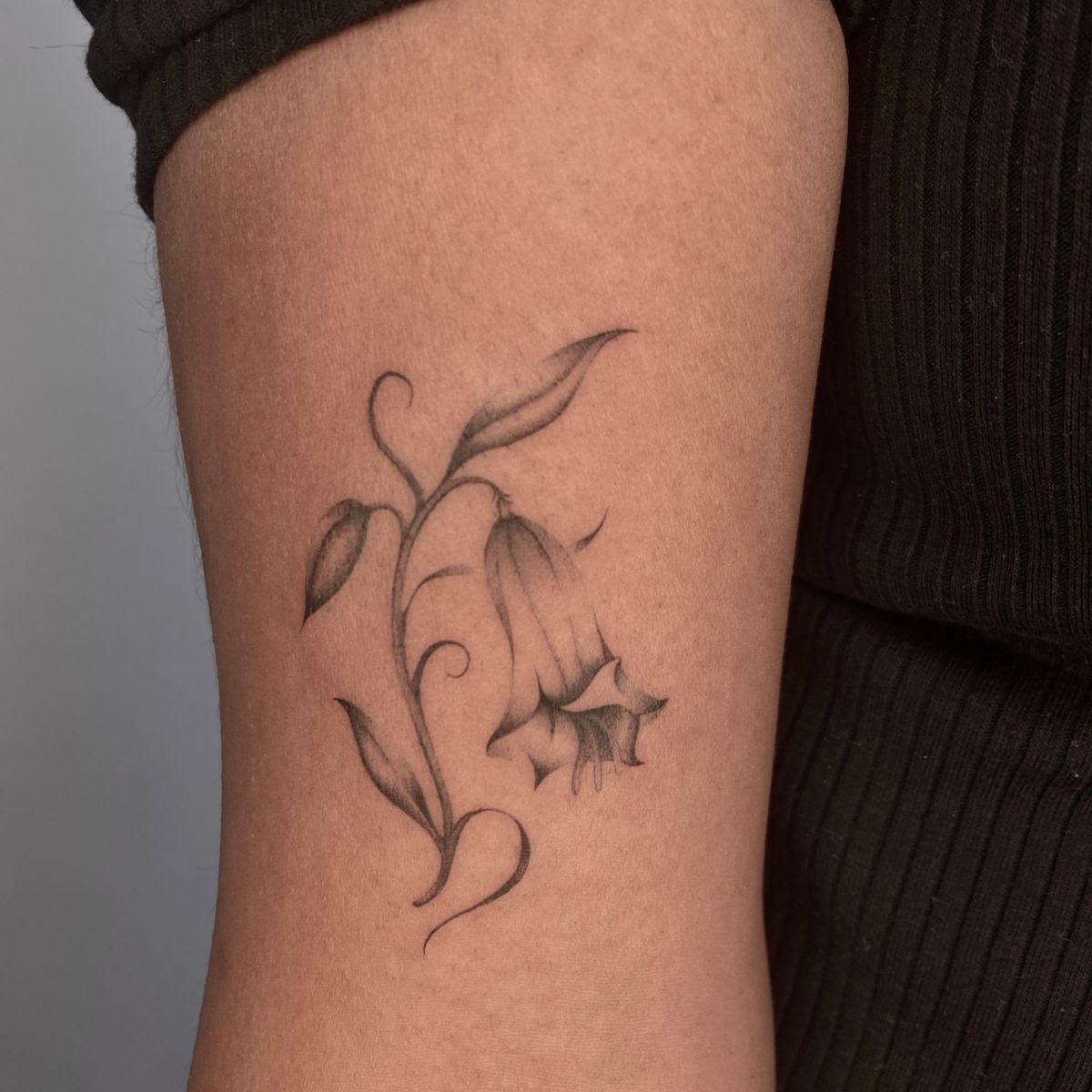 Fine line floral tattoo by Caos Art Tattoo Santiago