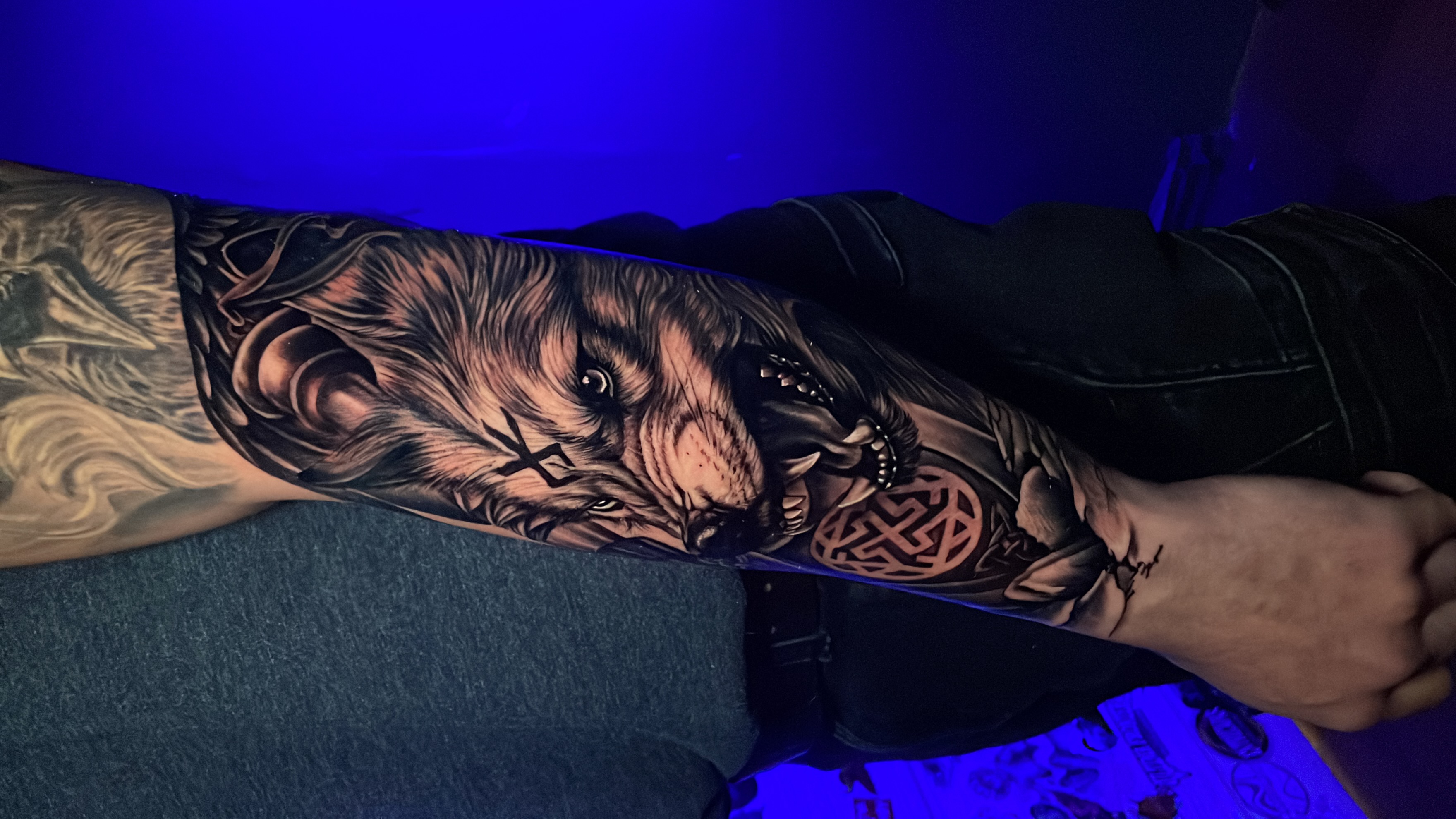 Tatuaje lobo aullando runas nudo celta antebrazo black grey — José Ángel, CAOS Art Tattoo Chile