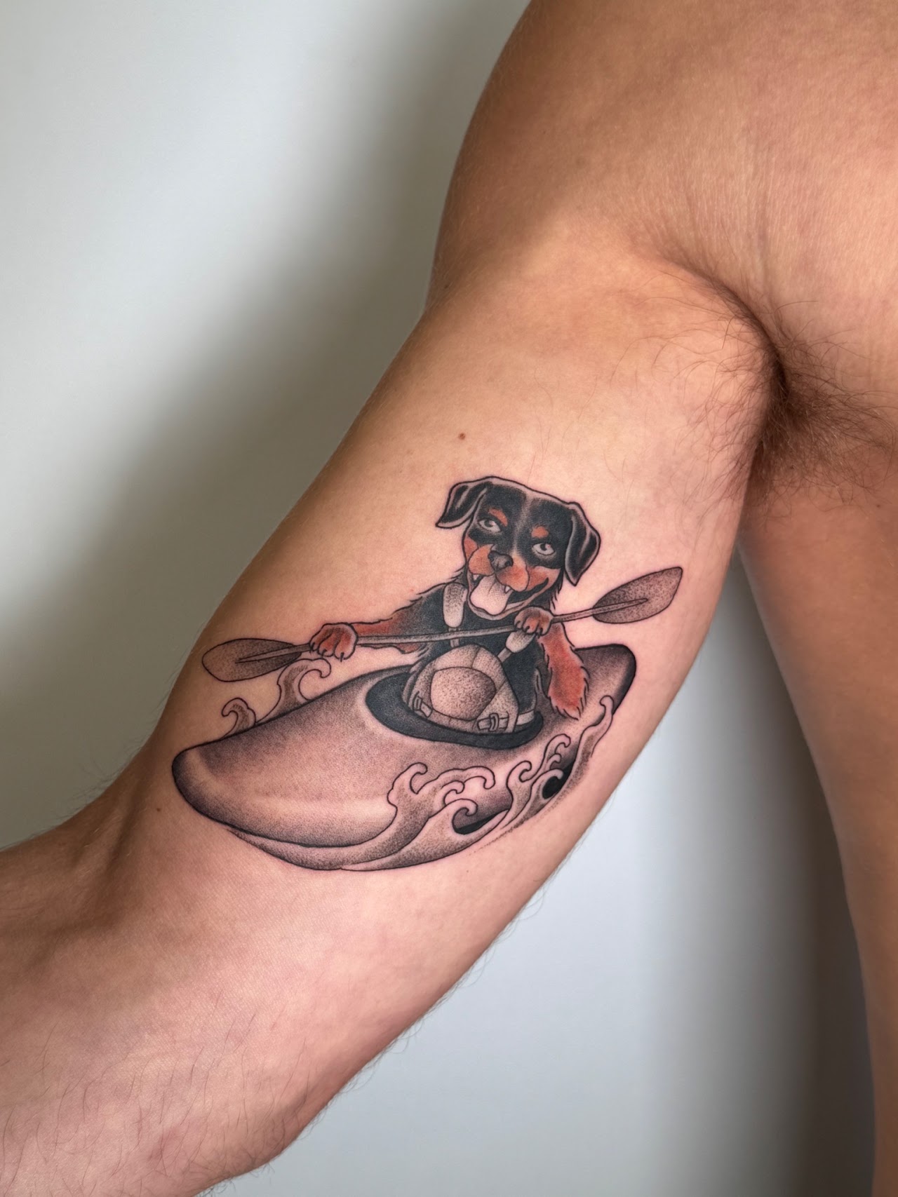Tatuaje perro en bote remando a color ilustrativo — Krimatt, CAOS Art Tattoo Chile