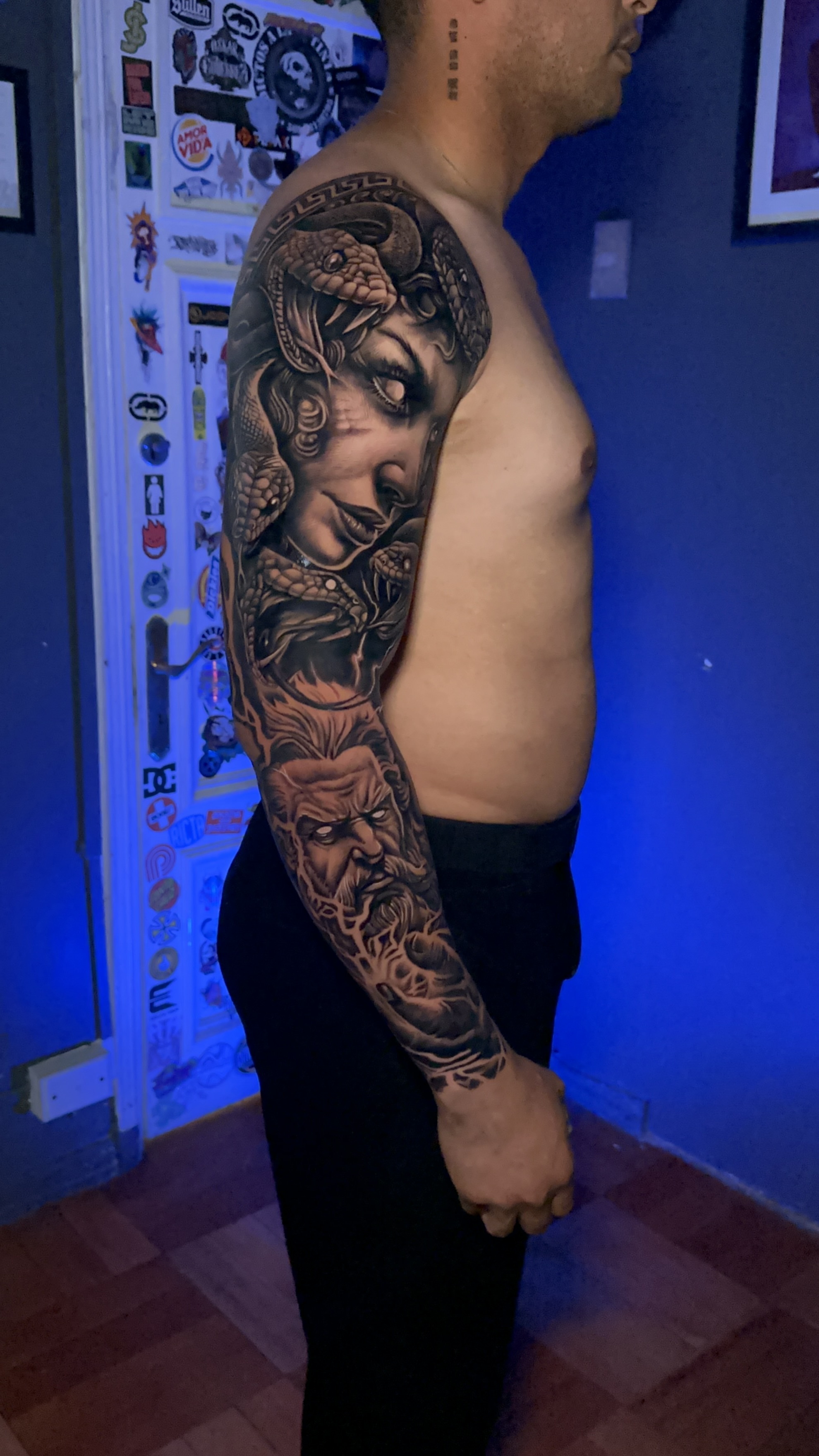 Tatuaje medusa serpientes y rostro guerrero brazo completo black grey — José Ángel, CAOS Art Tattoo Chile