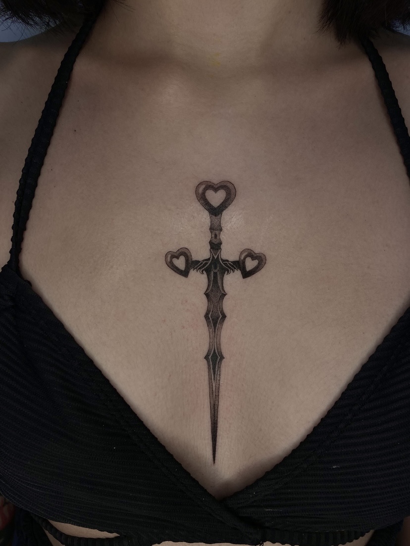 Tatuaje espada corazones blackwork — CAOS Art Tattoo Chile