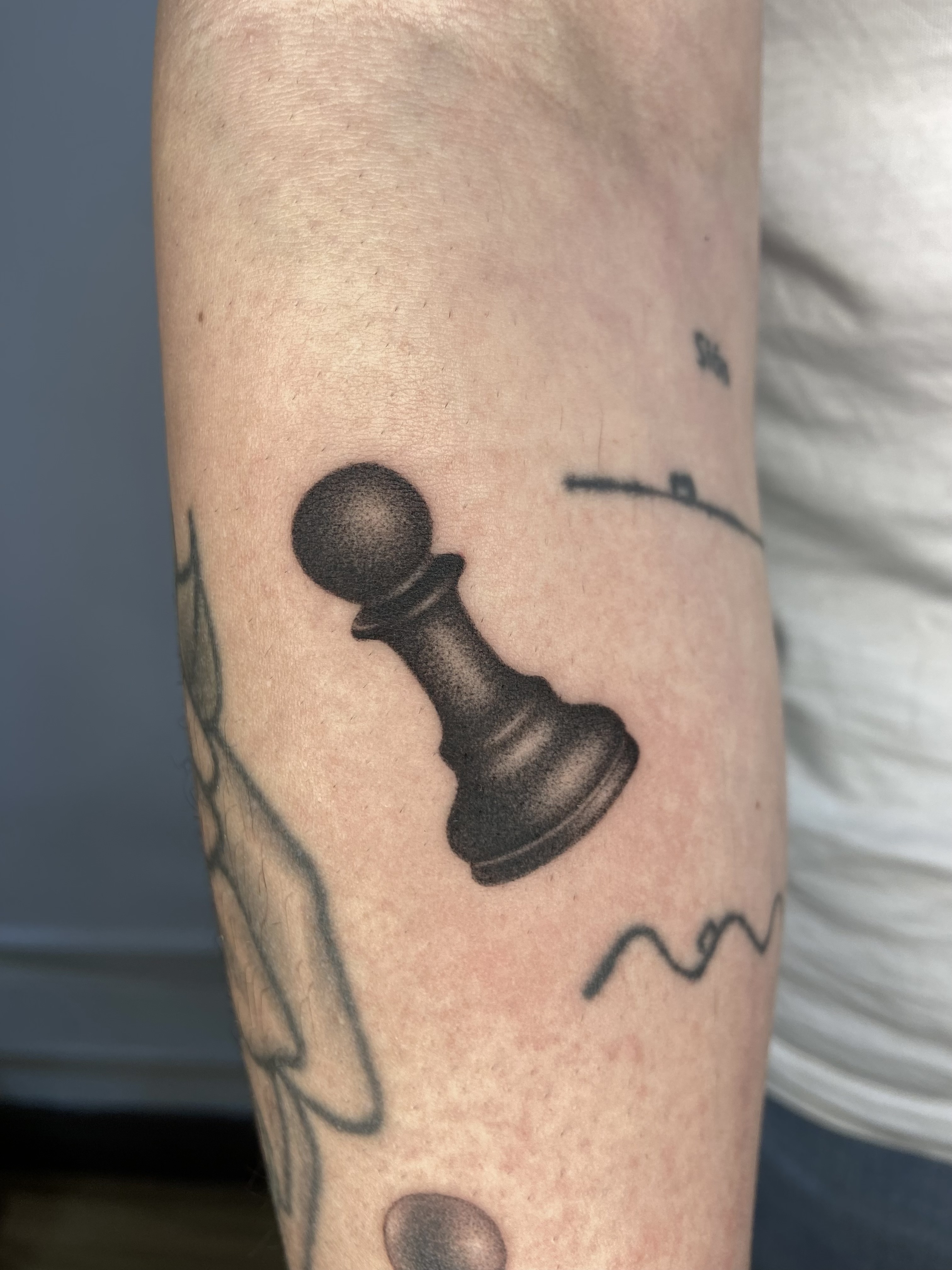 Tatuaje peón ajedrez microrealismo blackwork — CAOS Art Tattoo Chile