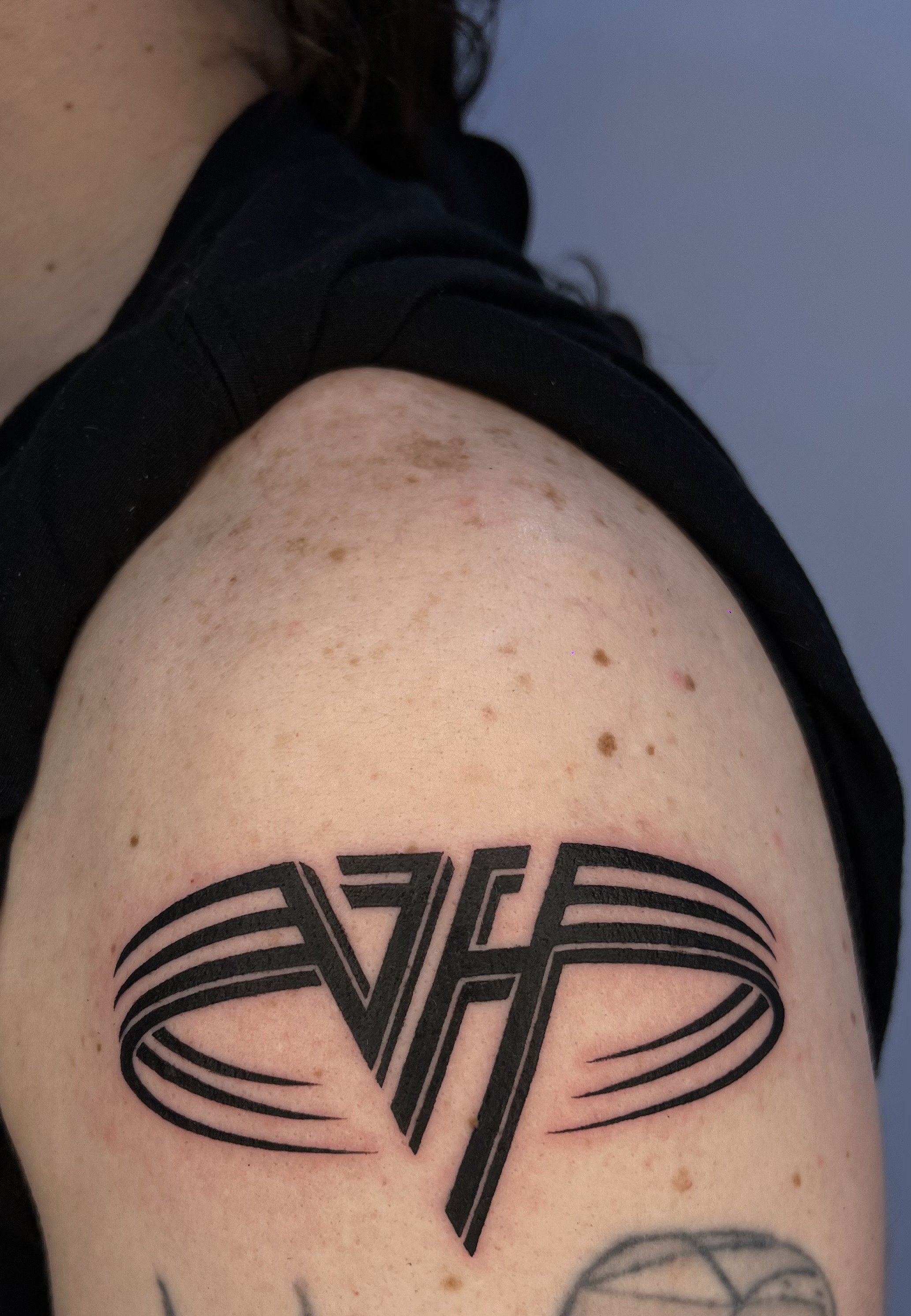 Tatuaje logo Van Halen blackwork — CAOS Art Tattoo Chile