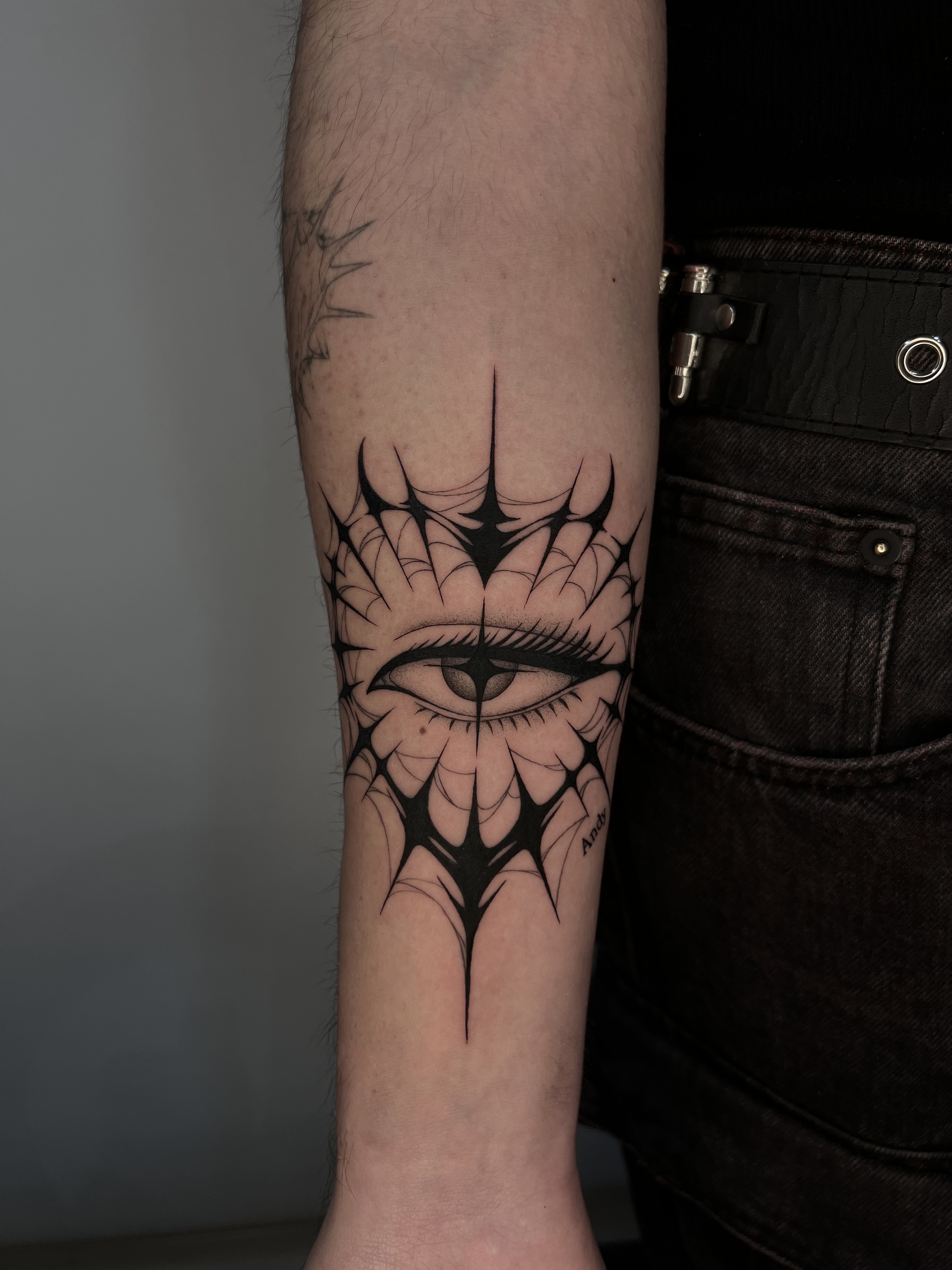 Tatuaje ojo blackwork con telaraña en antebrazo — Sebastián, CAOS Art Tattoo Chile