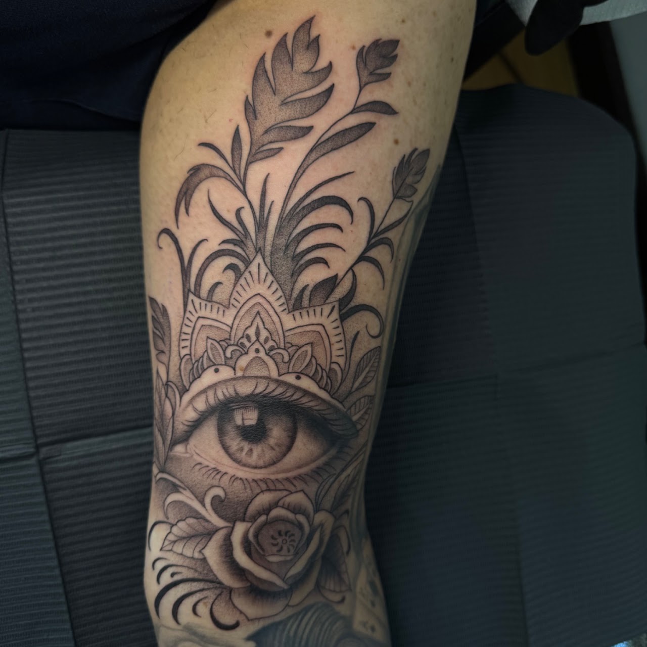 Tatuaje ojo con brújula y triángulo sleeve blackwork realista — CAOS Art Tattoo Chile