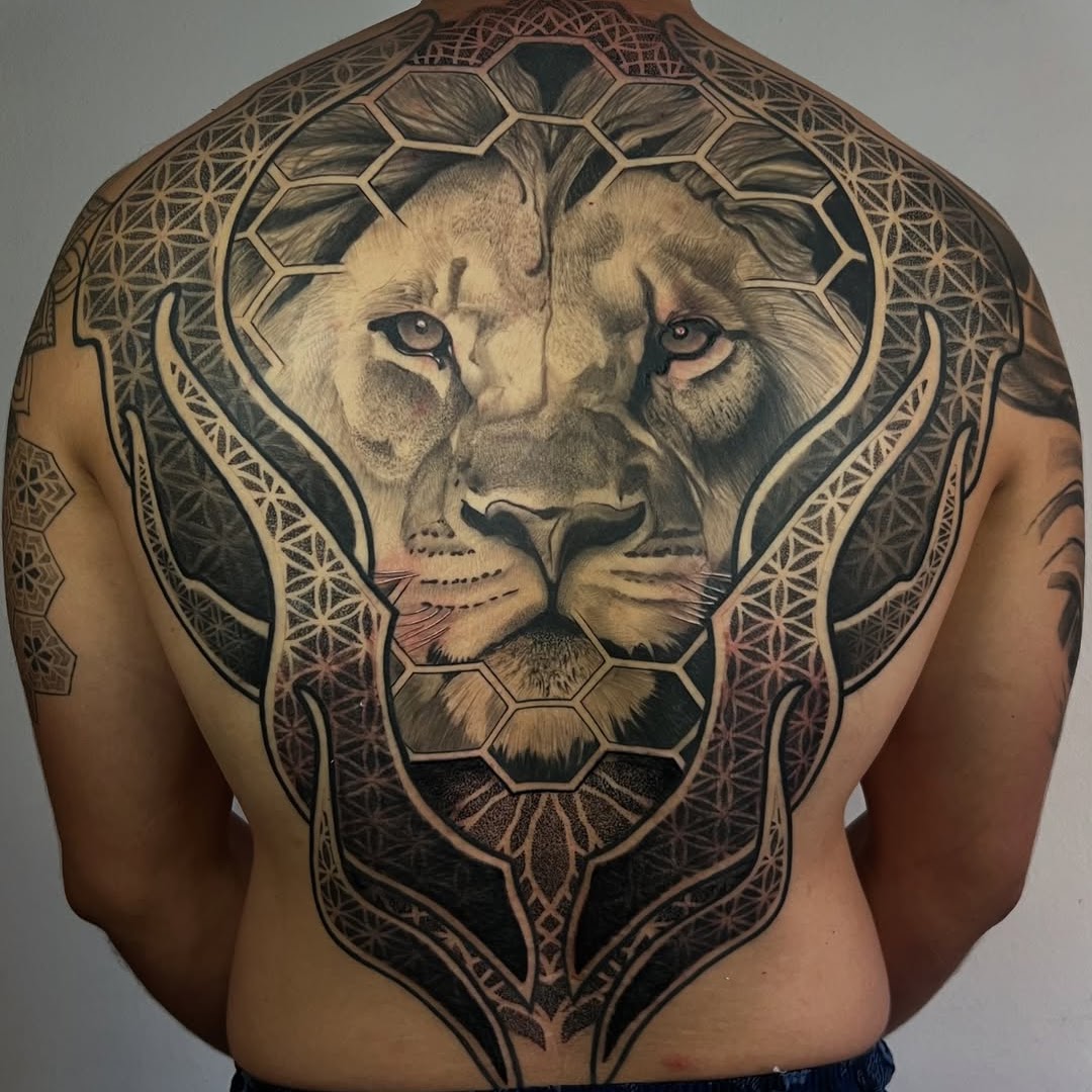 Tatuaje espalda completa león geométrico Santiago — Caos Art Tattoo