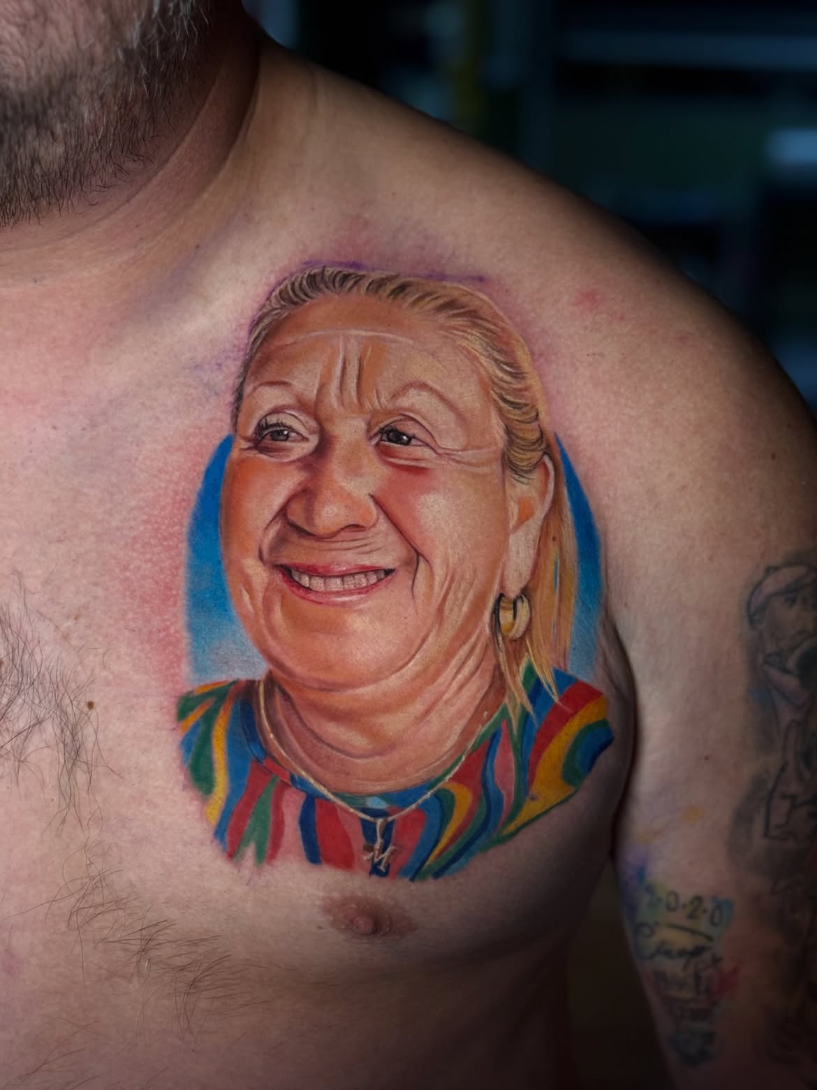 Tatuaje realismo retrato memorial femenino pecho color — CAOS Art Tattoo Chile