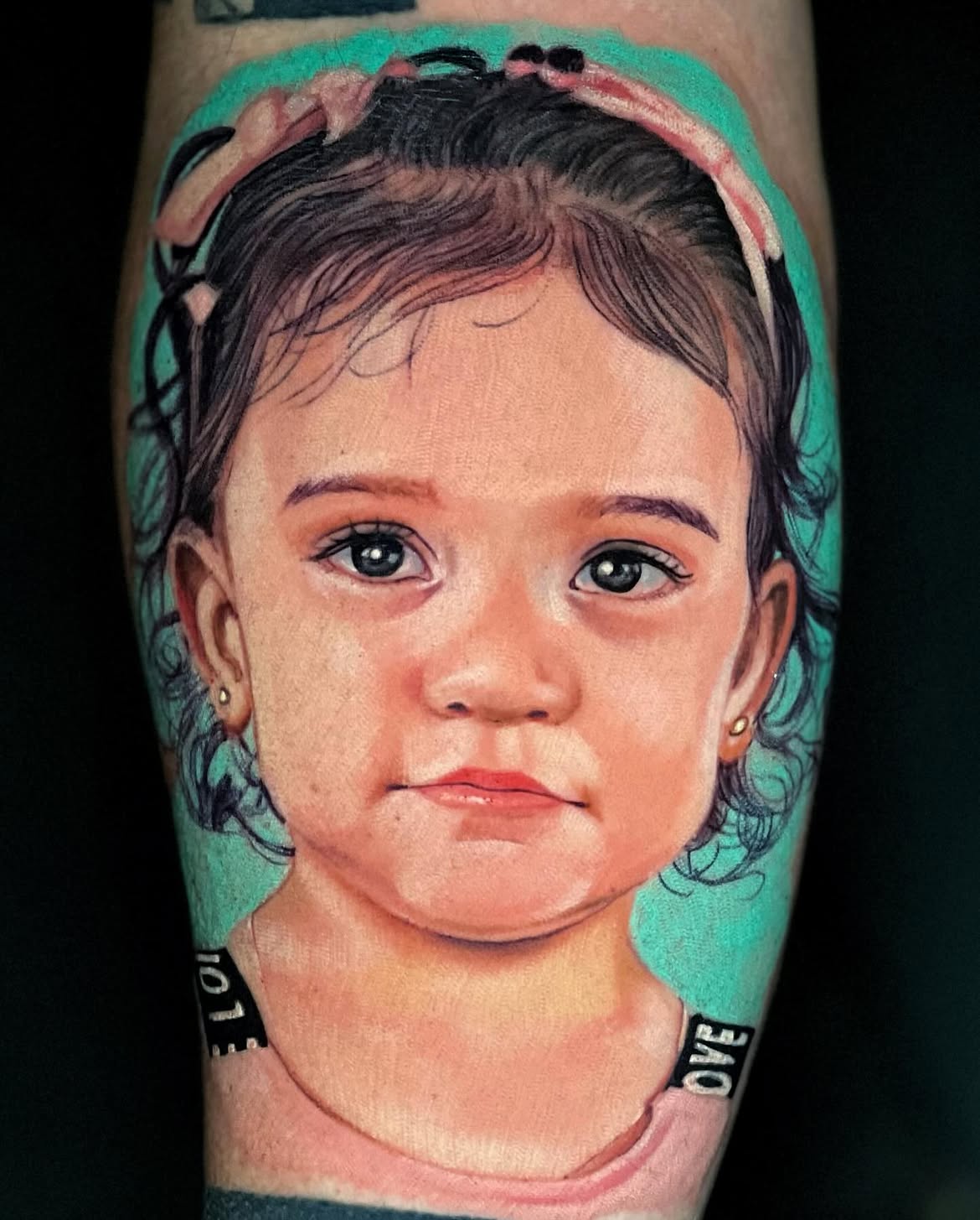 Tatuaje realismo retrato niña color fondo turquesa — CAOS Art Tattoo Chile
