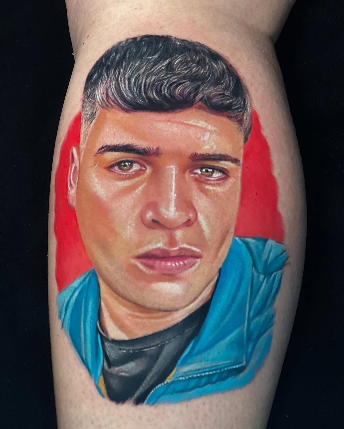 Tatuaje realismo retrato masculino memorial color fondo rojo — CAOS Art Tattoo Chile