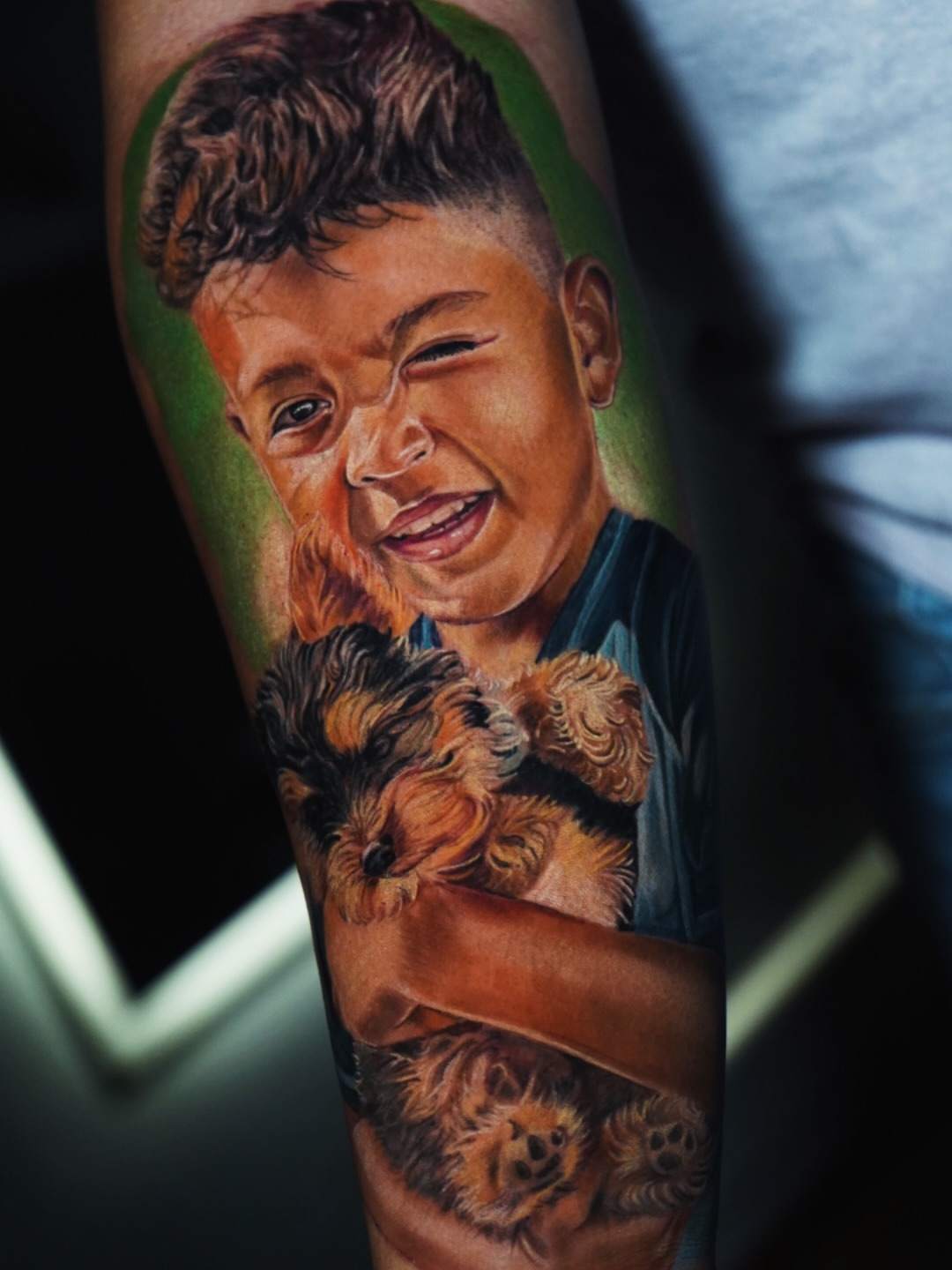 Tatuaje realismo retrato niño con perros color — CAOS Art Tattoo Chile