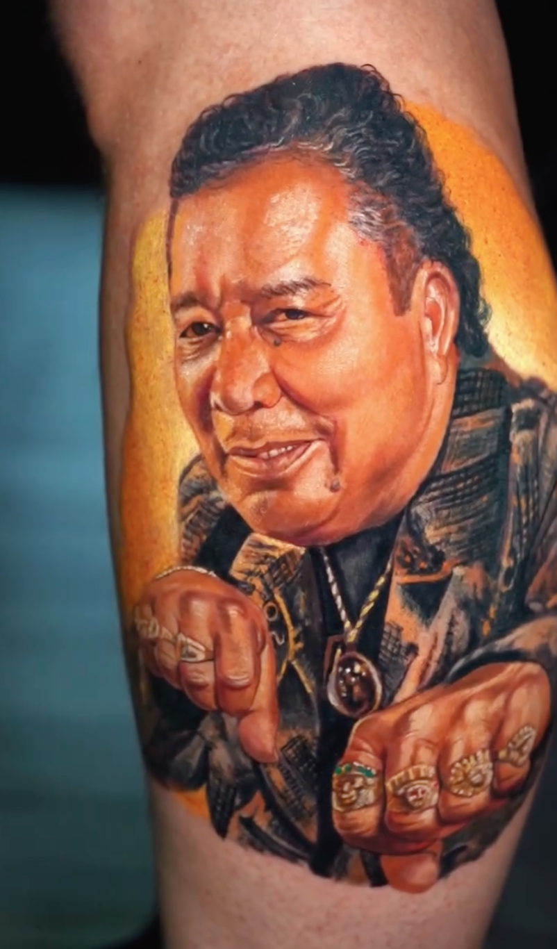 Tatuaje realismo retrato masculino anillos collar color — CAOS Art Tattoo Chile