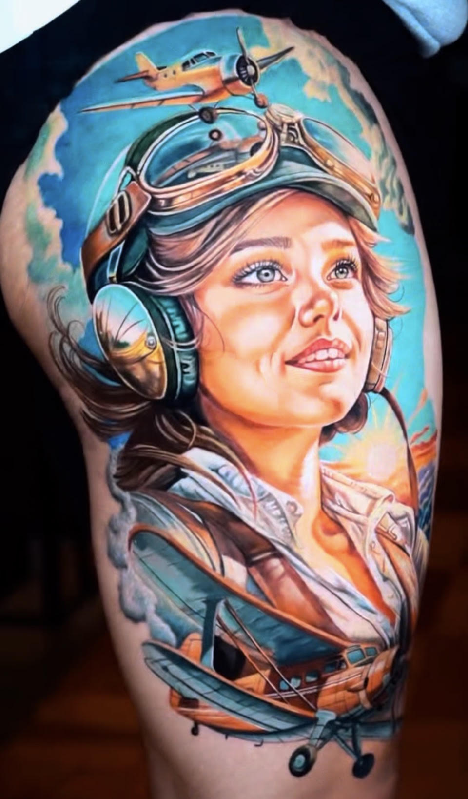Tatuaje realismo color piloto aviadora vintage avión — CAOS Art Tattoo Chile