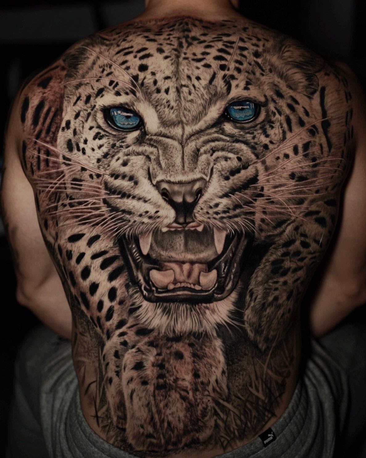 Tatuaje espalda leopardo realismo — CAOS Art Tattoo Chile