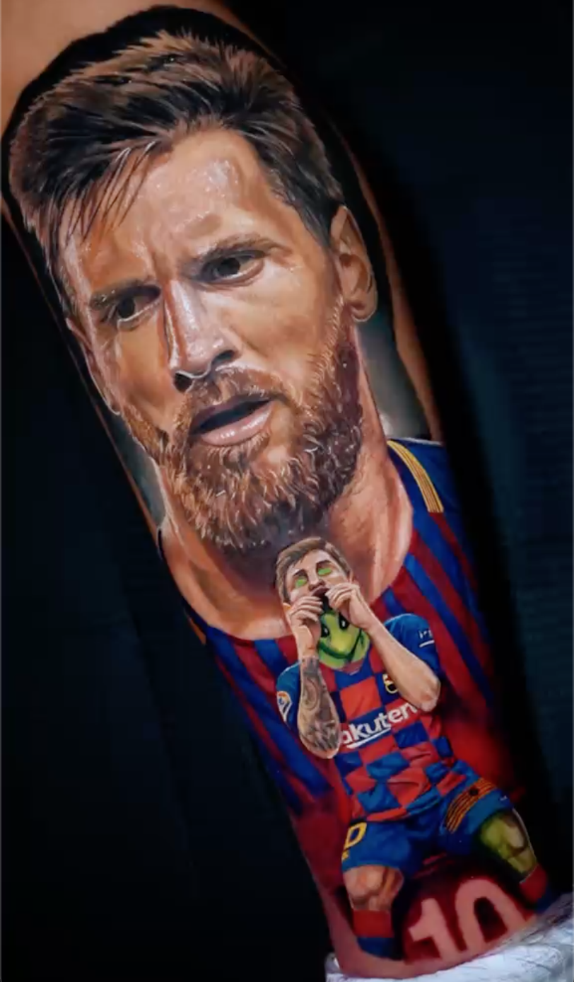 Tatuaje realismo Messi Barcelona color brazo — CAOS Art Tattoo Chile