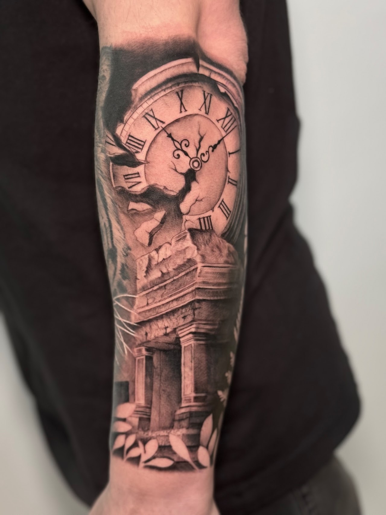 Tatuaje reloj barroco sleeve black grey — CAOS Art Tattoo Chile