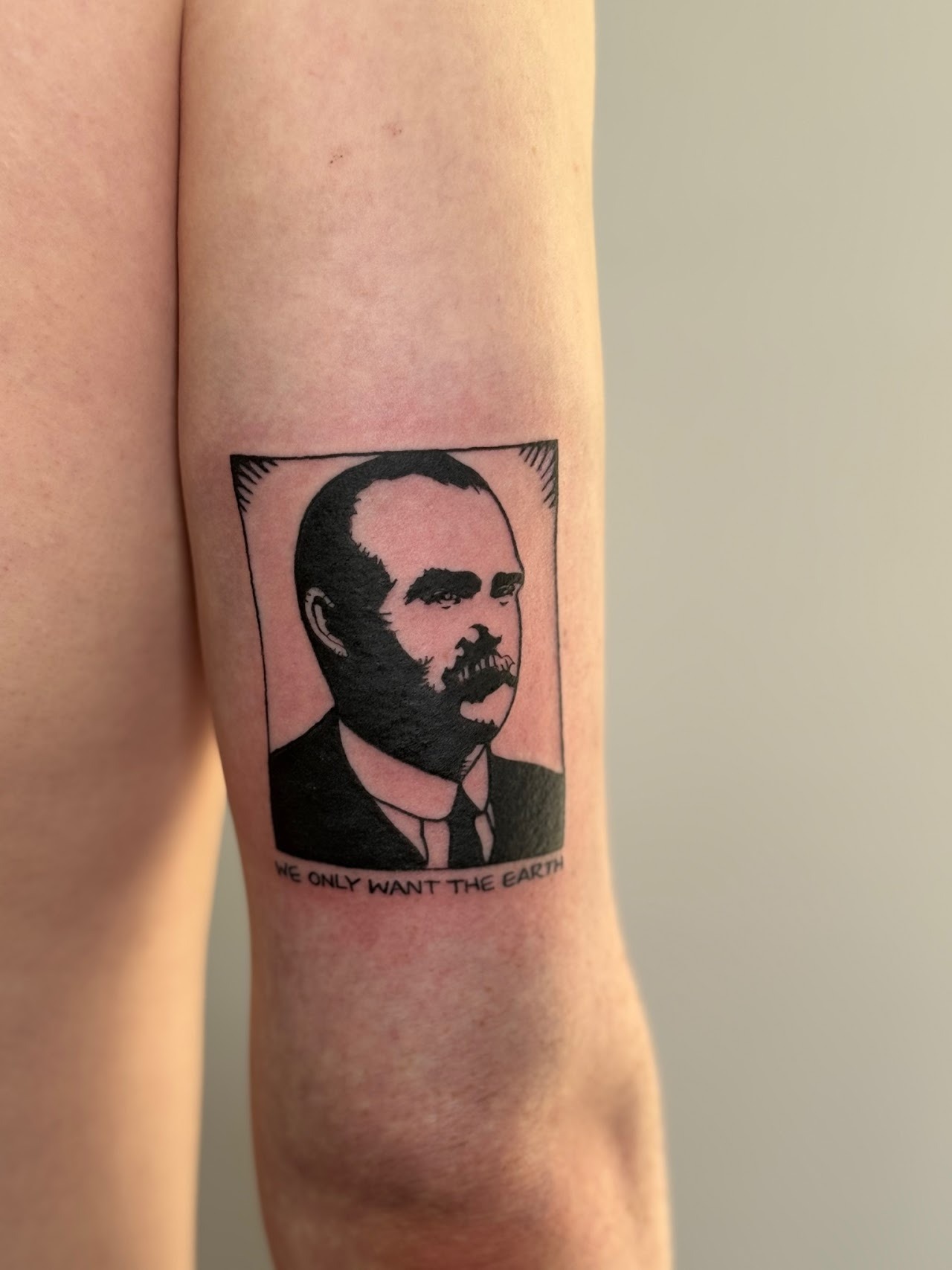 Tatuaje retrato James Connolly blackwork frase We Only Want The Earth — Krimatt, CAOS Art Tattoo Chile