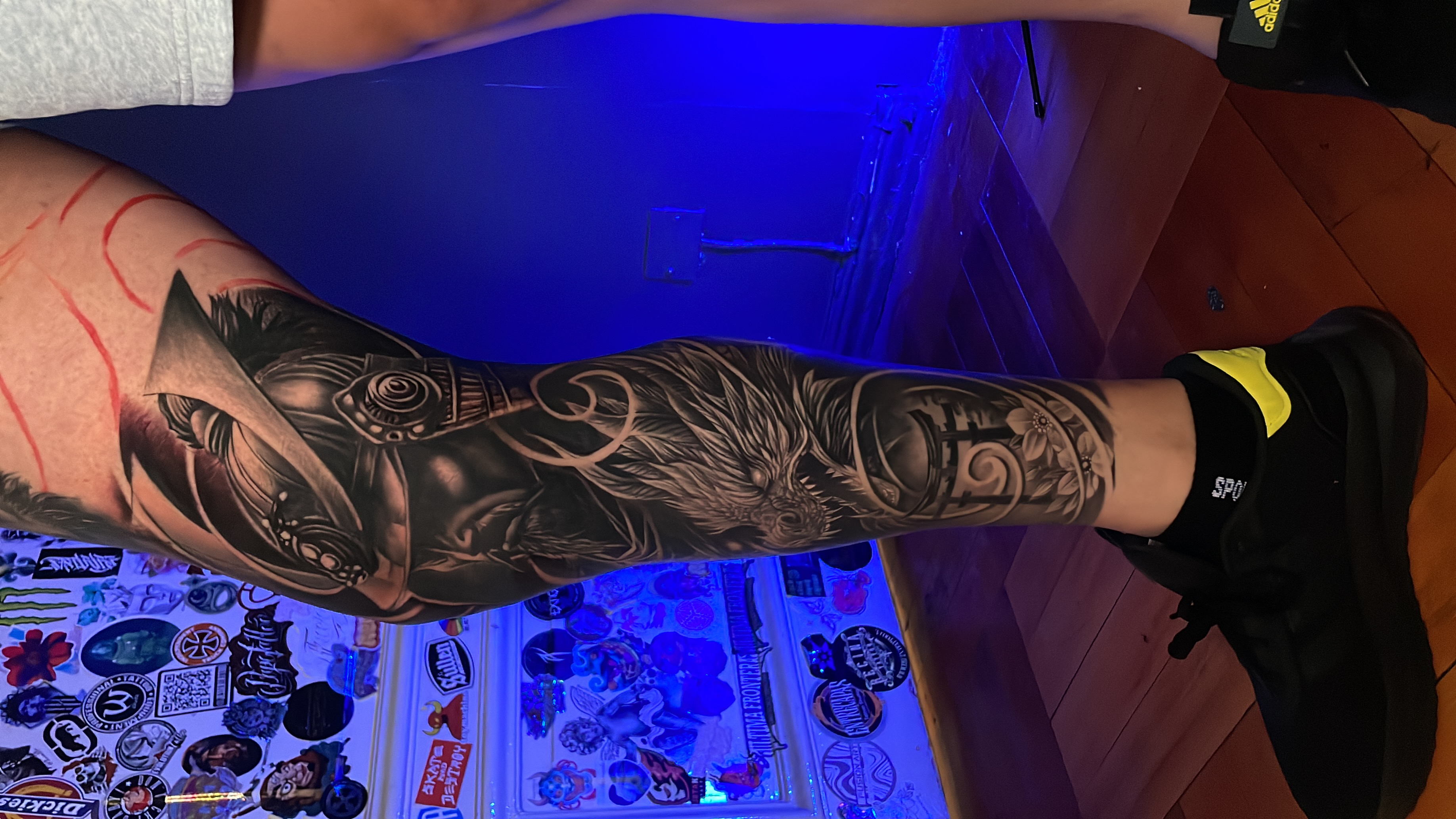 Tatuaje samurái casco dragón pierna completa black grey — José Ángel, CAOS Art Tattoo Chile