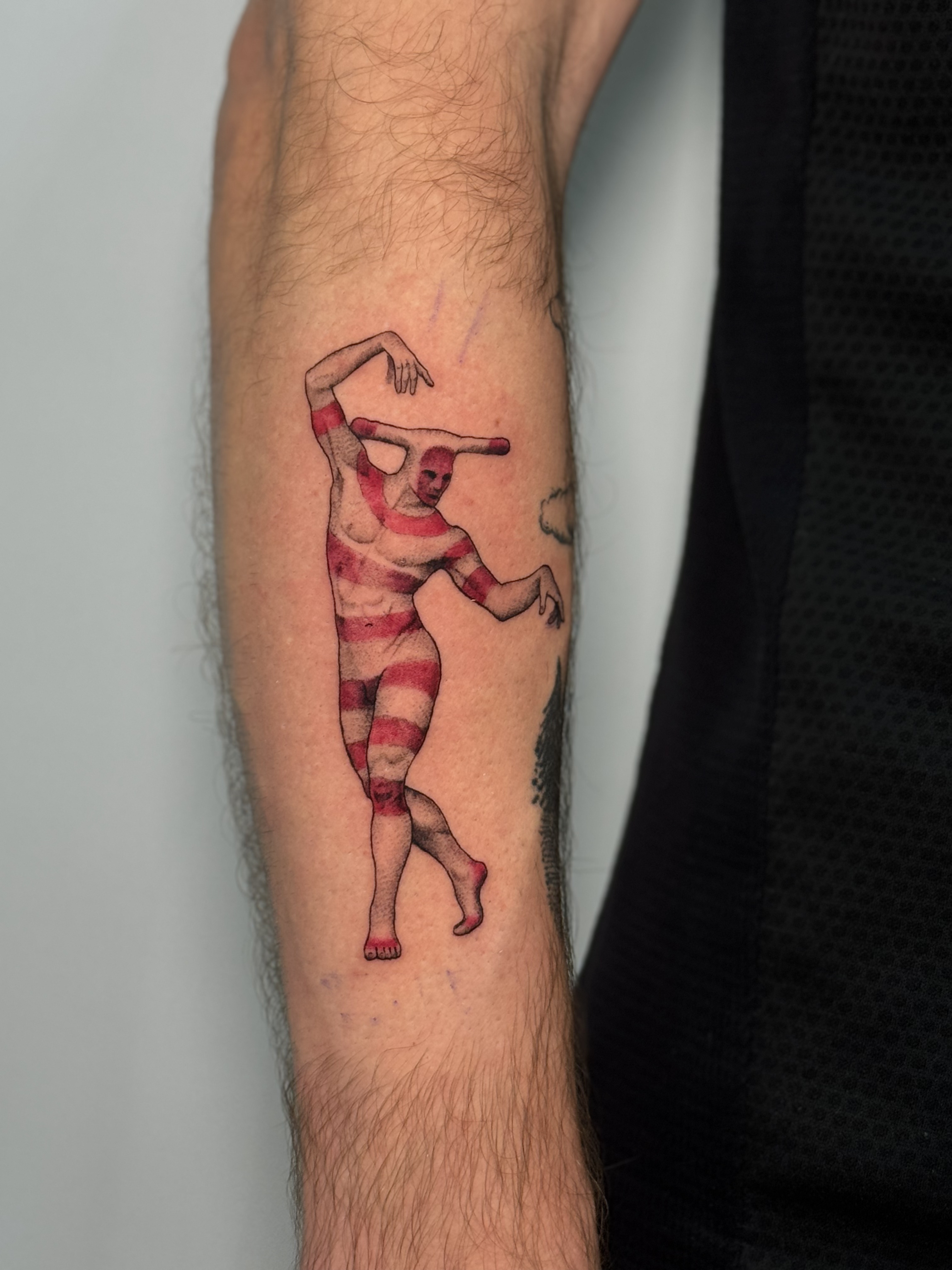 Tatuaje selknam figura ceremonial pintura corporal color — Krimatt, CAOS Art Tattoo Chile
